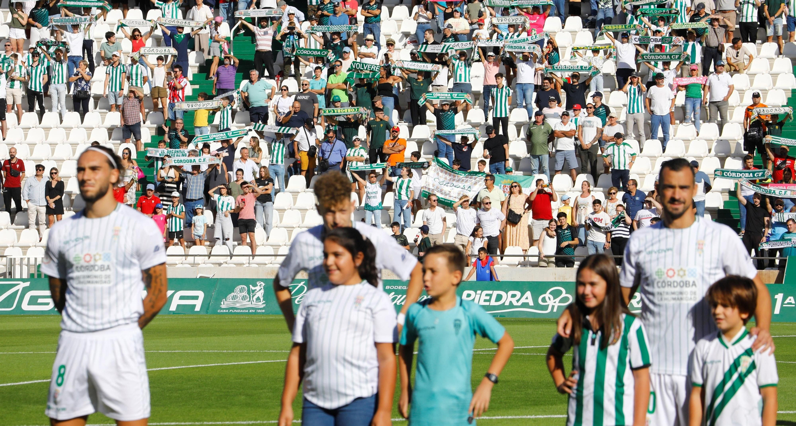 Jugadores del Córdoba CF, antes del arranque de un partido en El Arcángel. Jugadores del Córdoba CF, antes del arranque de un partido en El Arcángel.