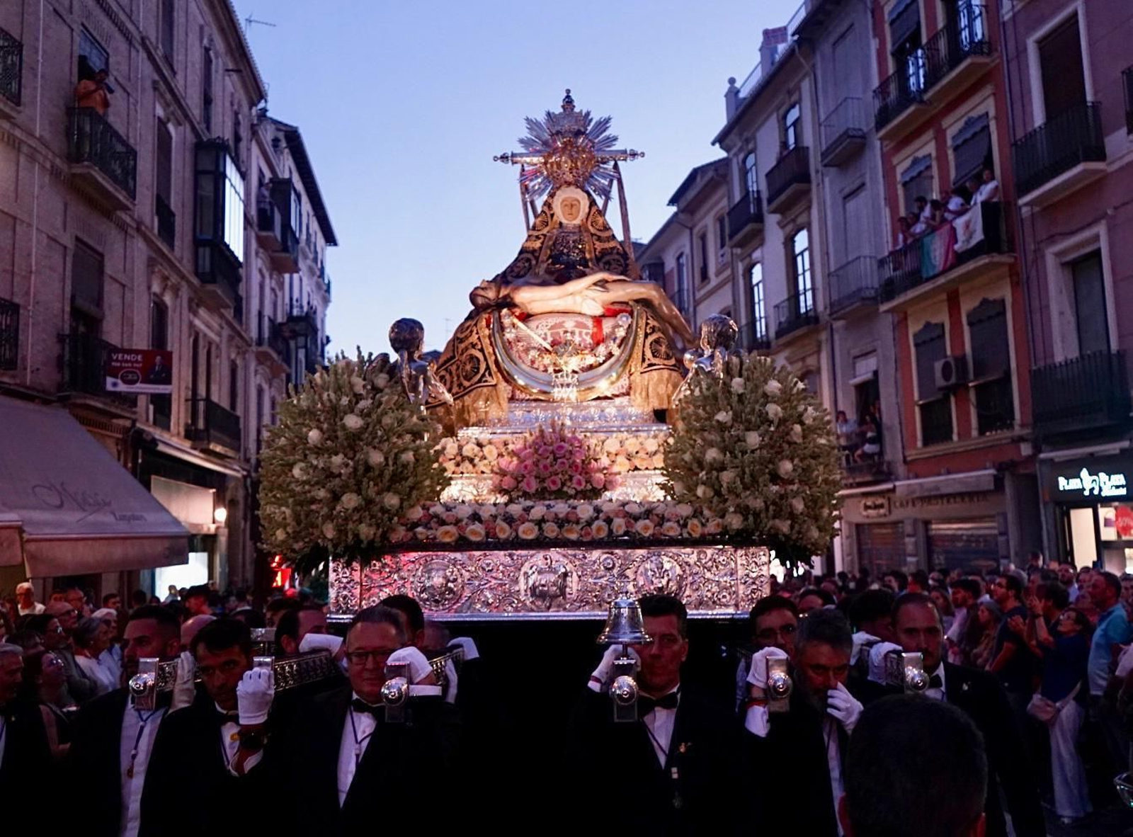 Fotos: así ha sido la procesión de la Virgen de las Angustias de Granada