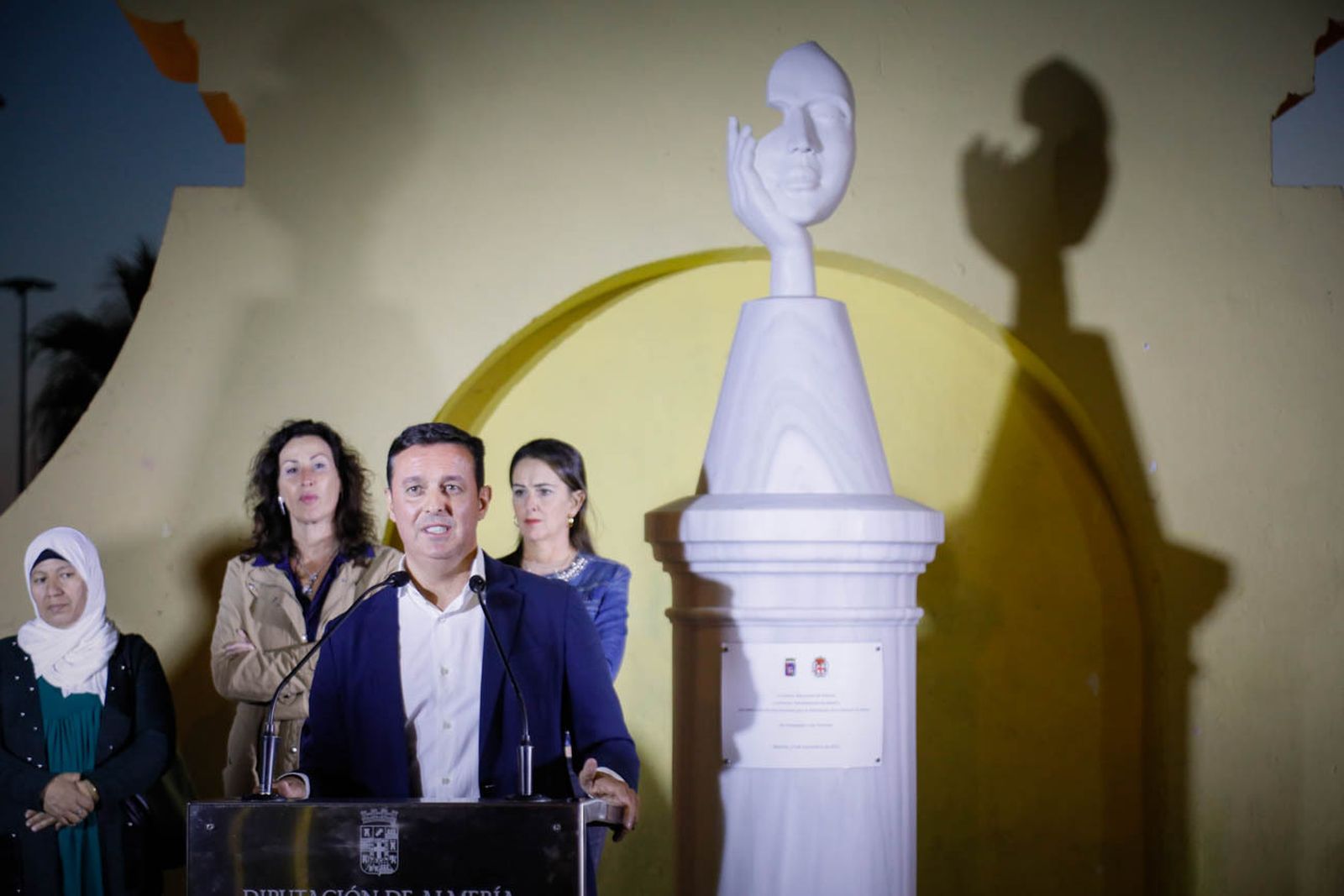 Imágenes del monolito en homenaje a las víctimas de violencia de género