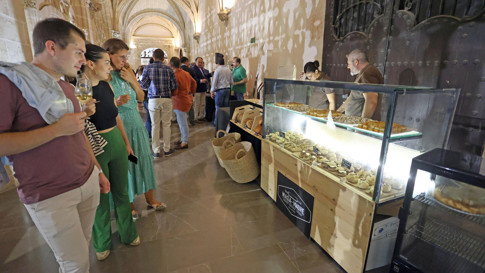 Imágenes de Entre Vinos, Tintos y Blancos, en los Claustros de Jerez