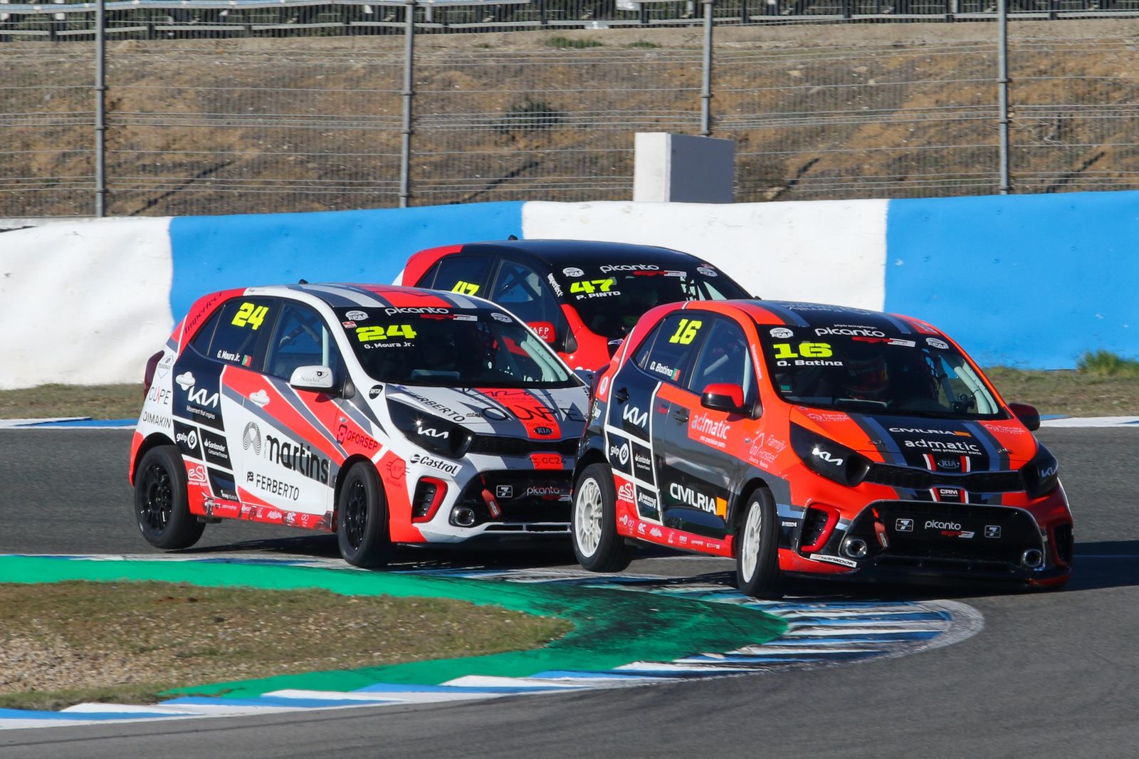 Tres pilotos en un pañuelo en la carrera de la Copa Kia.