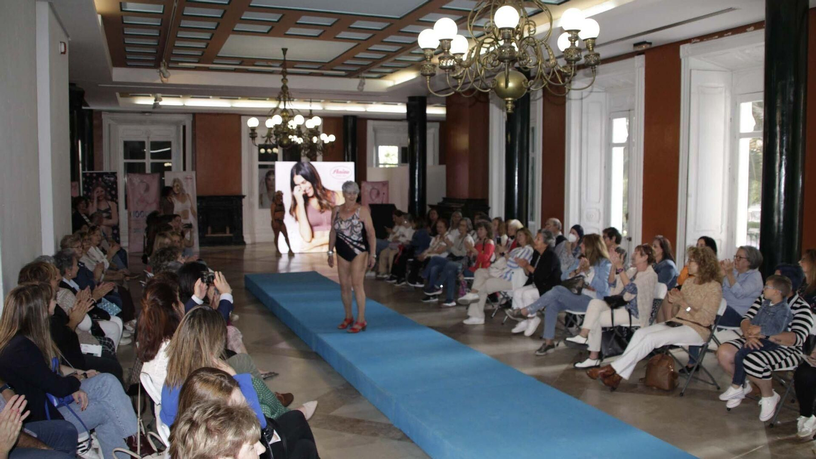 Desfile de la Asociación Onubense de Cáncer de Mama 'Santa Águeda' en el año 2023.