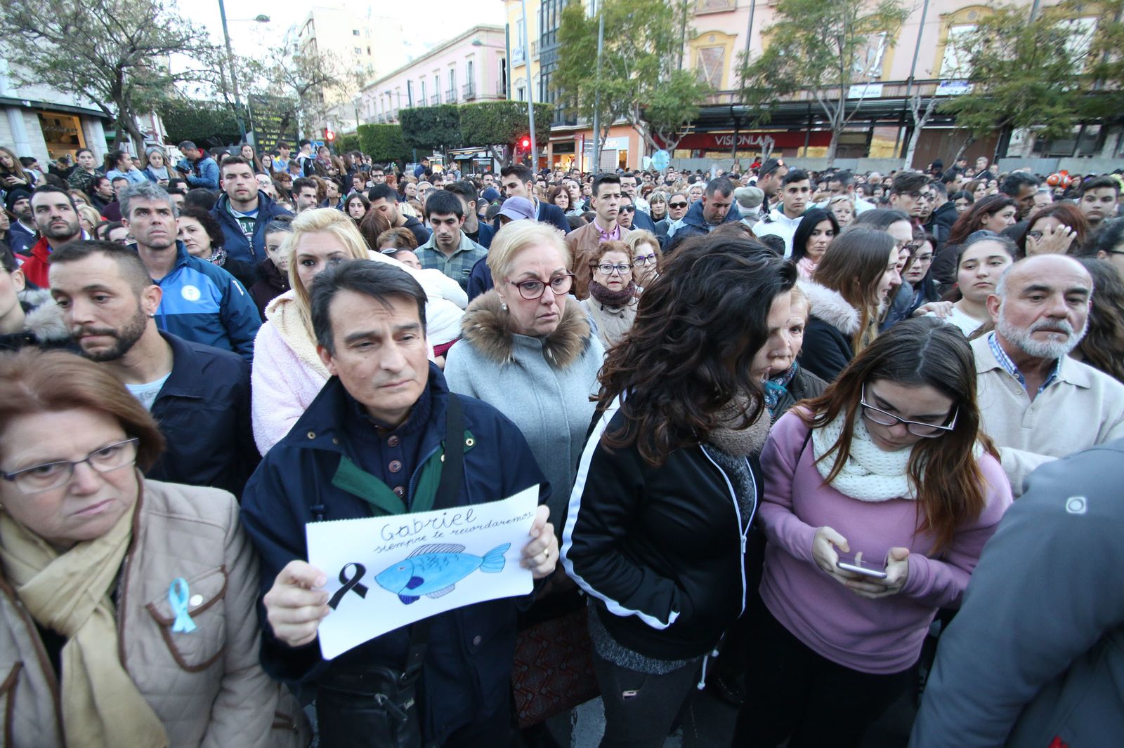 Las imágenes de los 5 minutos de silencio por Gabriel en Puerta Purchena