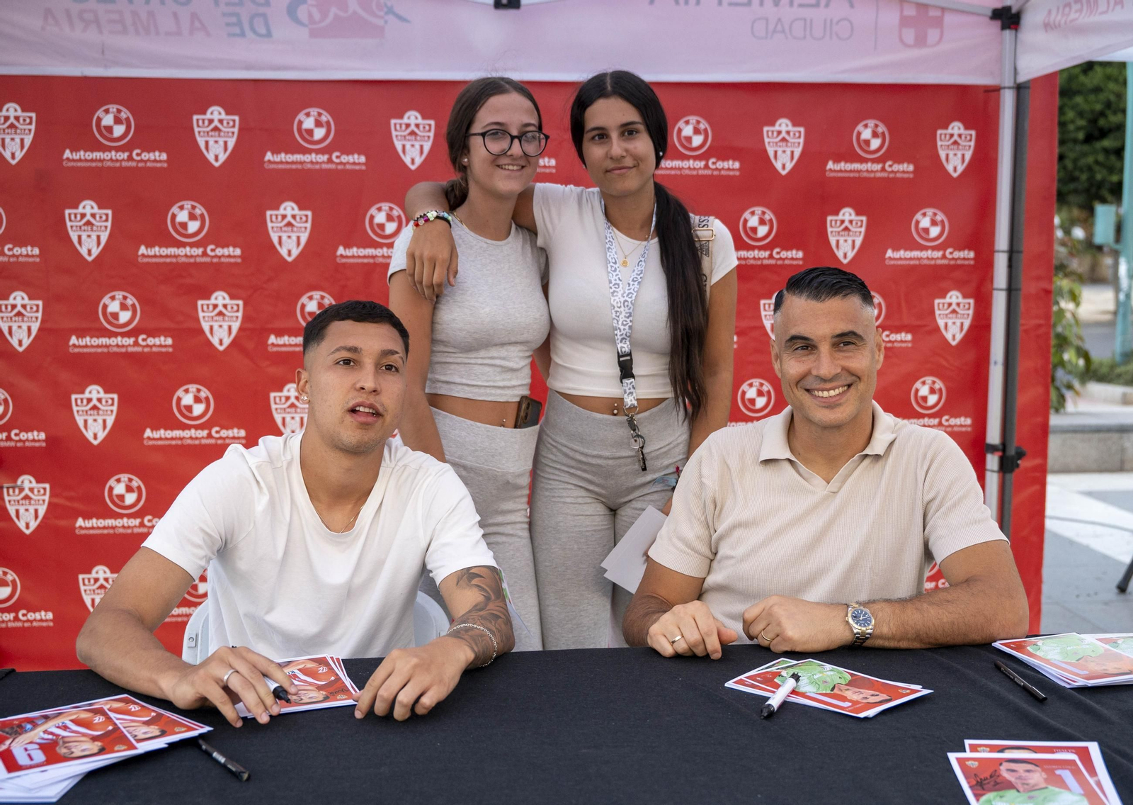 Los jugadores de la UDA Thalys y Andrés firman autógrafos