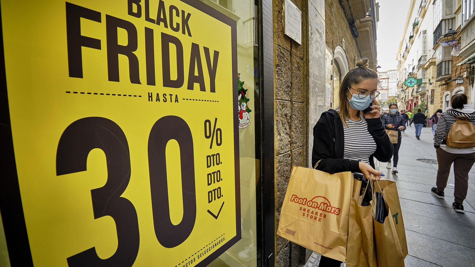 Cartel anunciando descuentos en un comercio de la calle Columela.