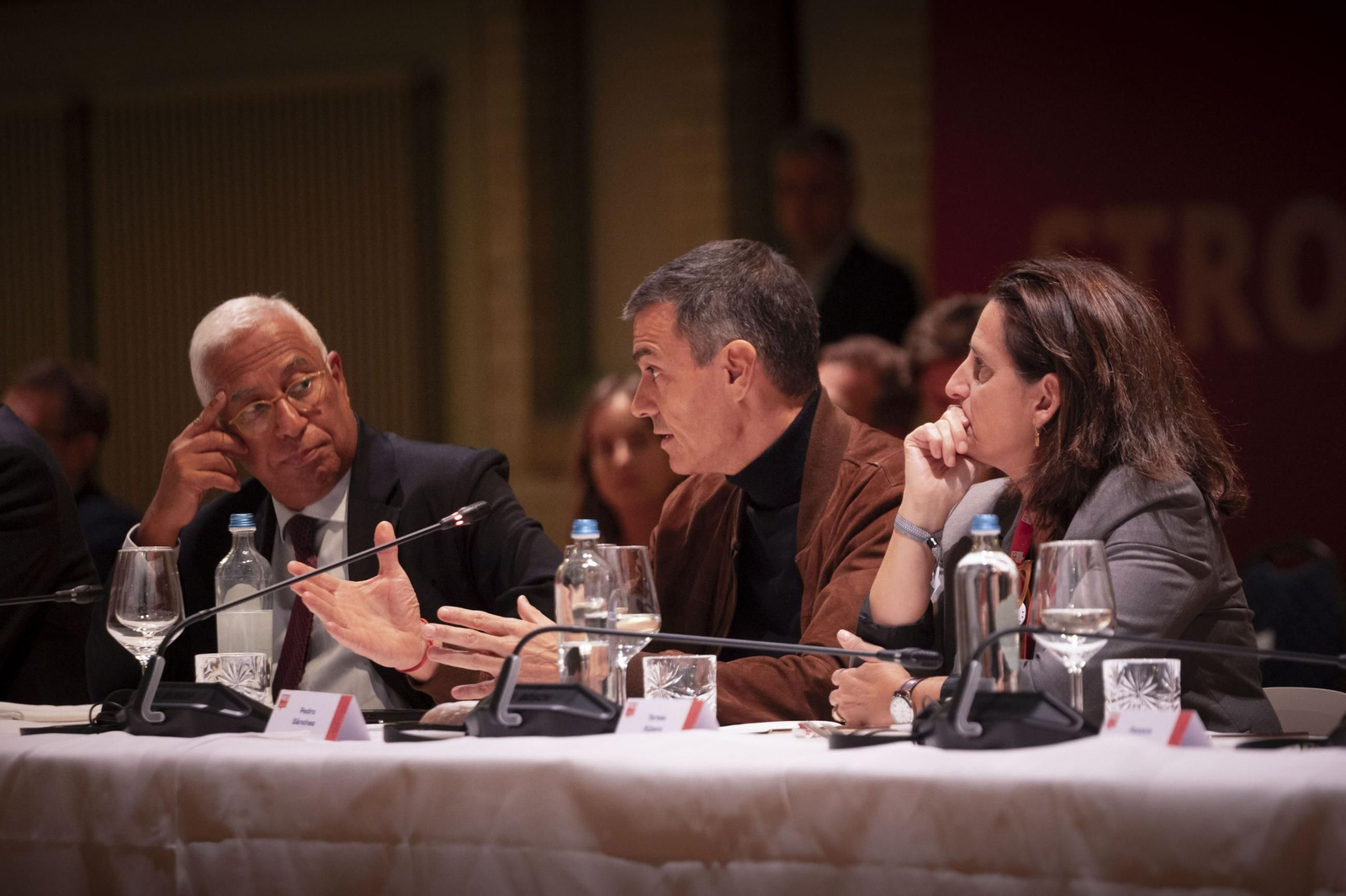 Pedro Sánchez, en Amsterdan conAntonio Costa y Teresa Ribera en el cónclave de los socialistas europeos.