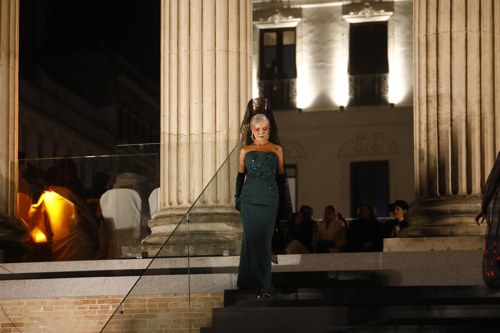 Las mejores imágenes del desfile de Mancini en el Templo Romano de Córdoba