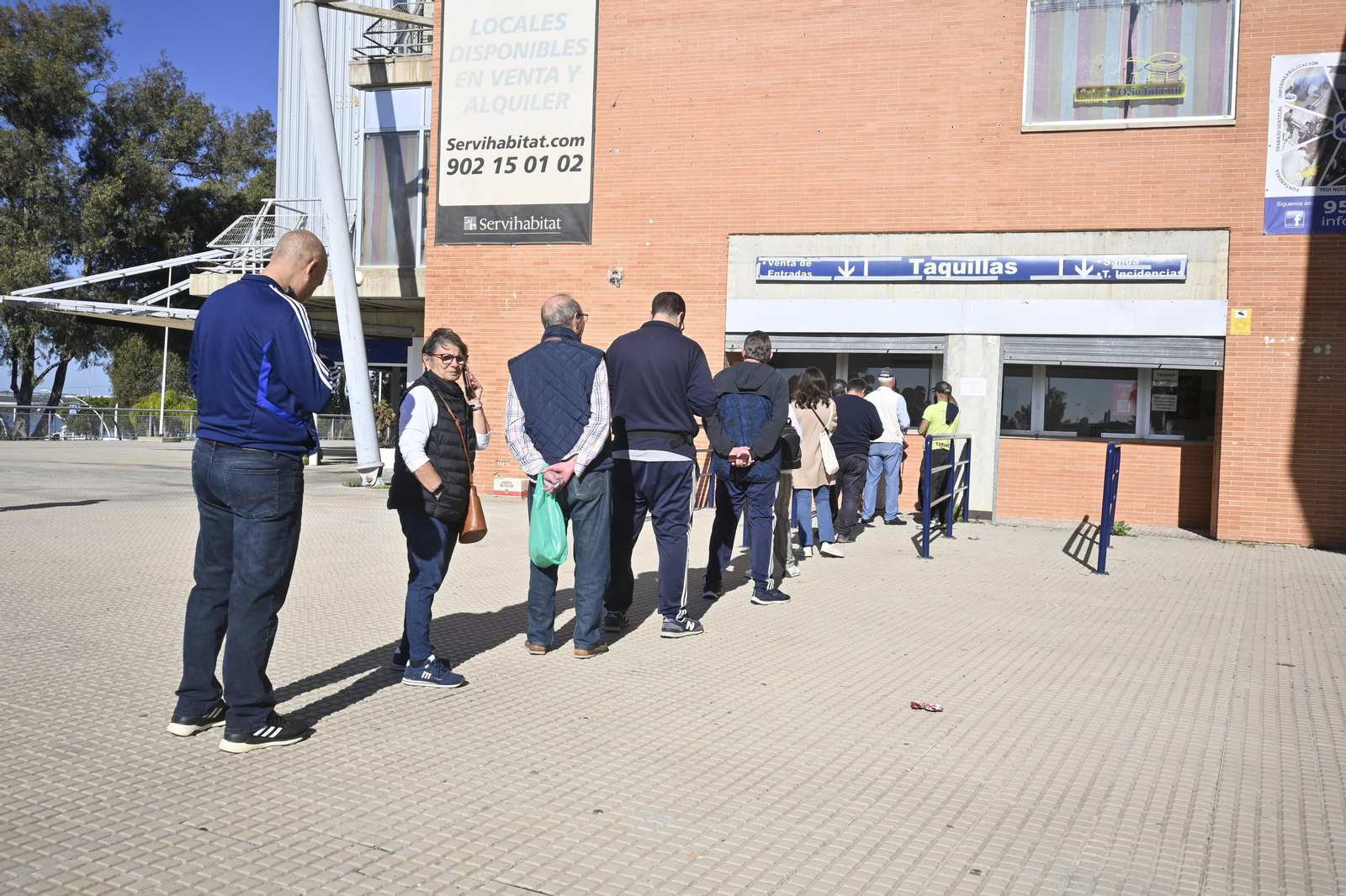 Ambiente en la venta de entradas, para el partido de Copa del Rey en el Colombino