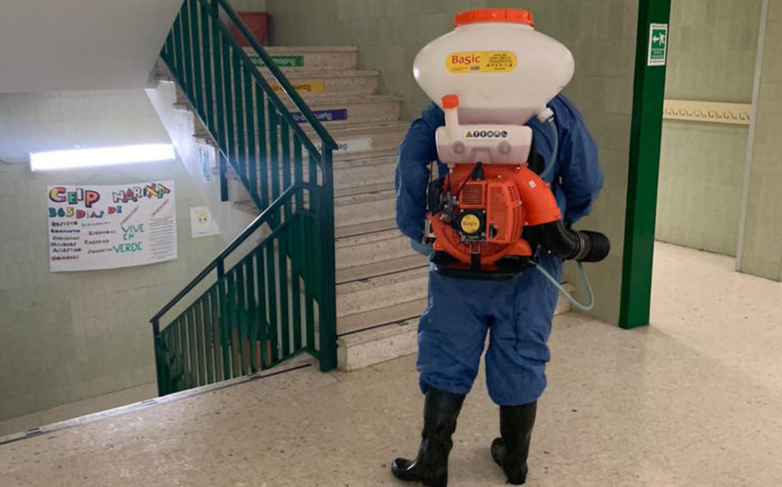 Trabajos de desinfección en el CEIP Narixa de Nerja.