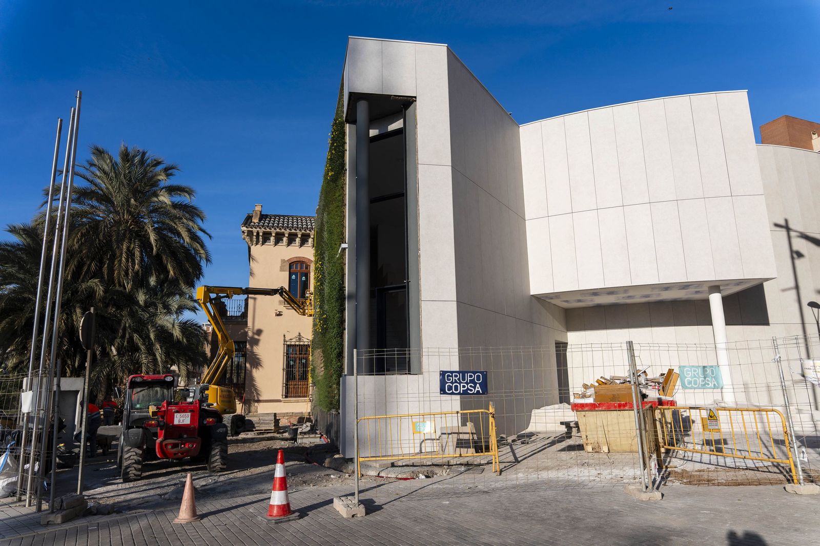 Fotogalería de las obras del Preventorio: el jardín vertical, protagonista de la rehabilitación