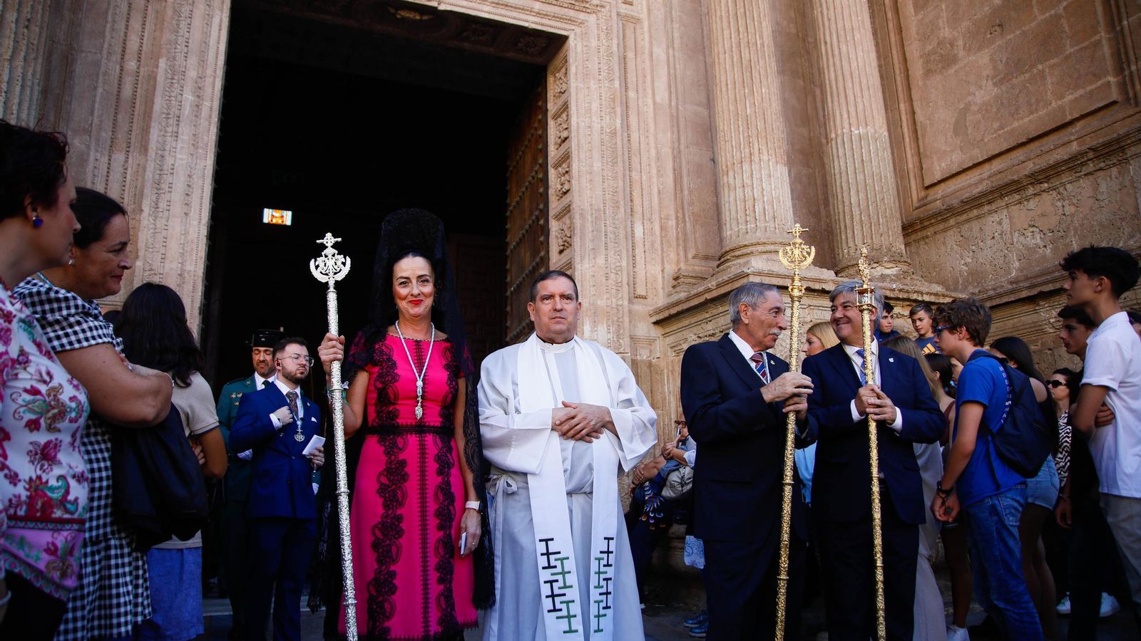 Vea la salida de la Hermandad de Los Ángeles de la Catedral de Almería