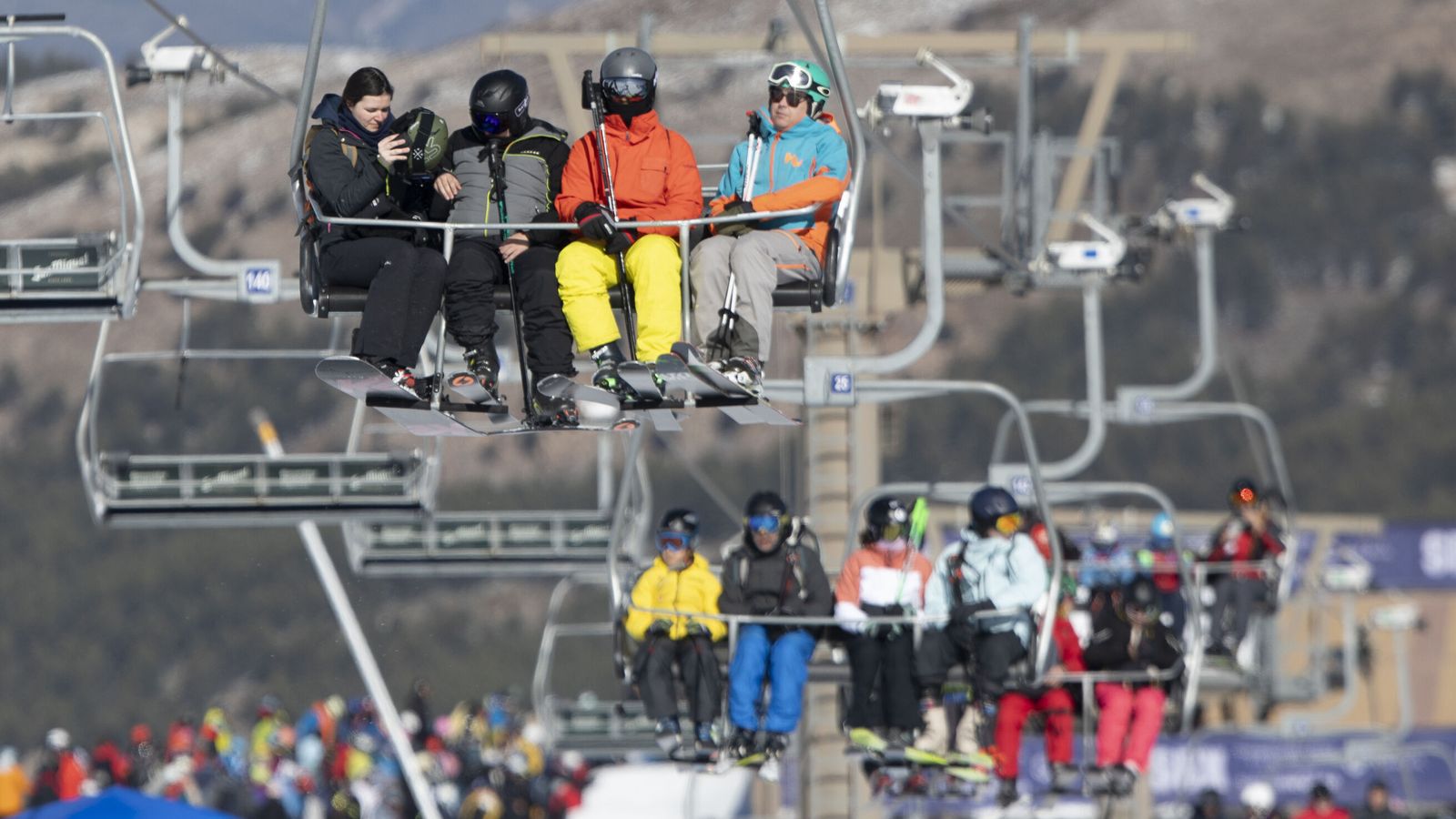 Esquiadores usando un remonte en Sierra Nevada