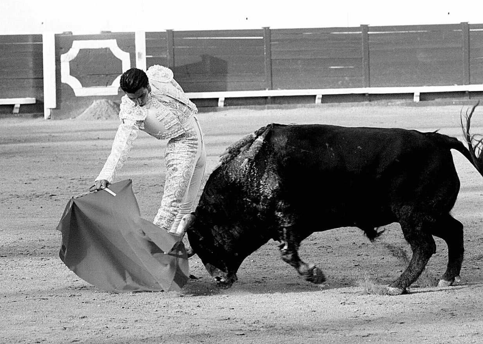 José María Soler toreando con temple a su toro de alternativa.