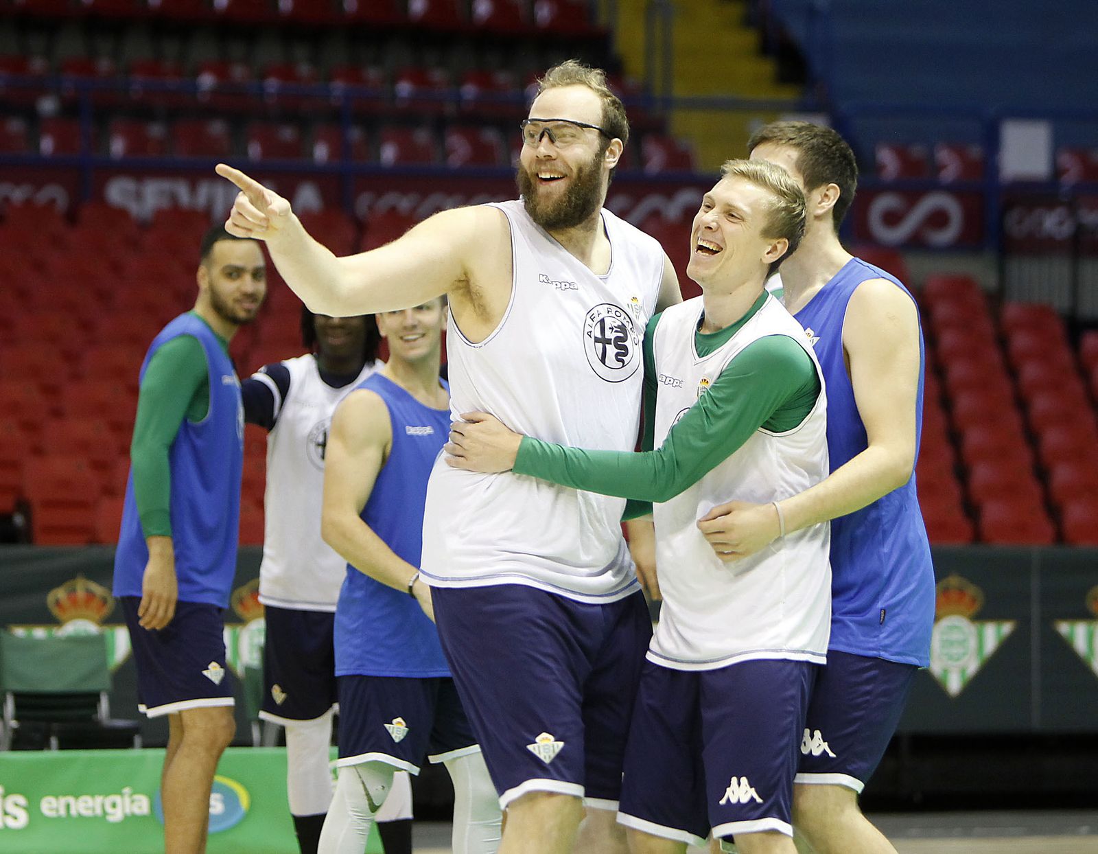 Borg y Stainbrook bromean durante un entrenamiento