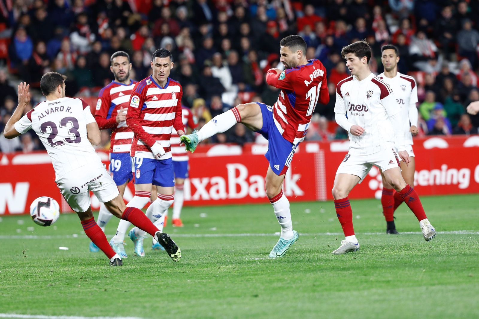 Puertas golpea el balón en el encuentro de este viernes.