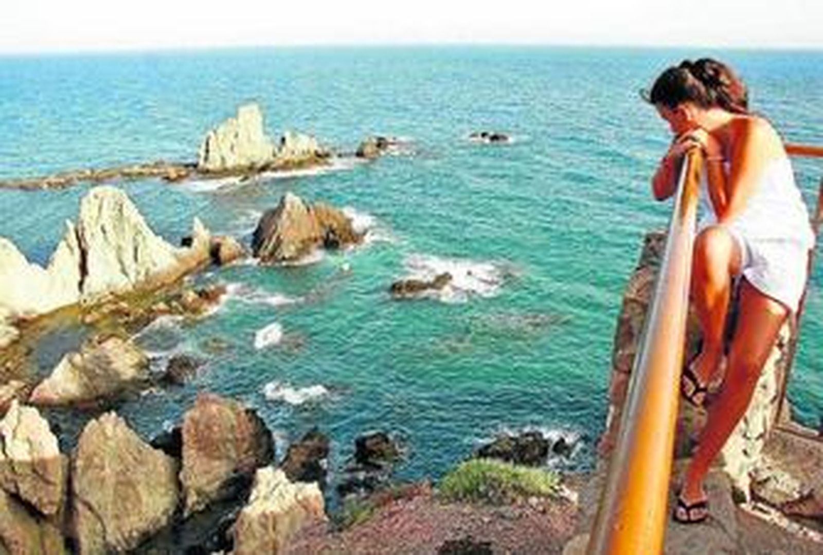 Una turista visita Cabo de Gata.