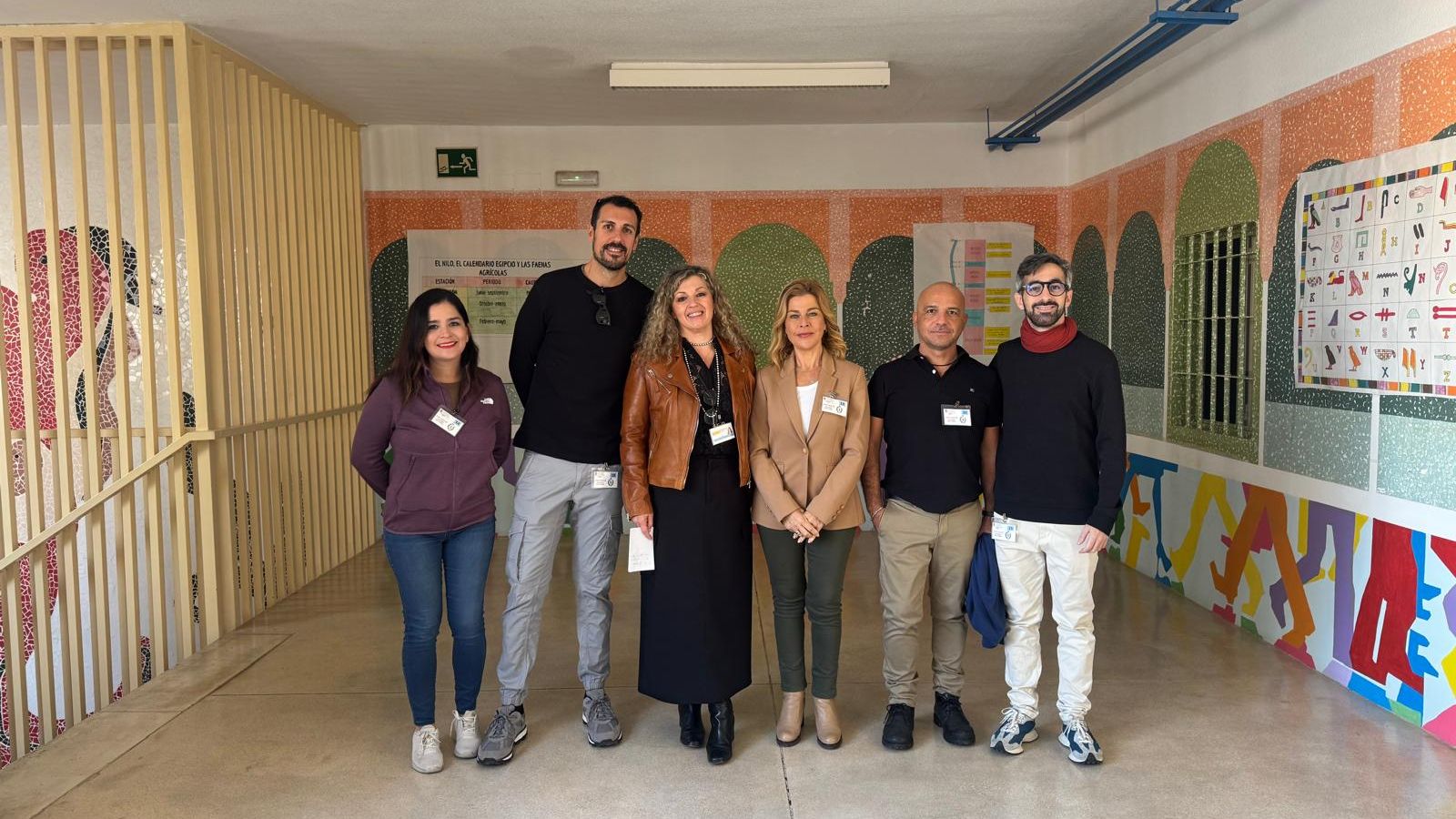 Parte de los miembros del colectivo con la subdirectora Pilar Casado y la edil Paola Laynez.