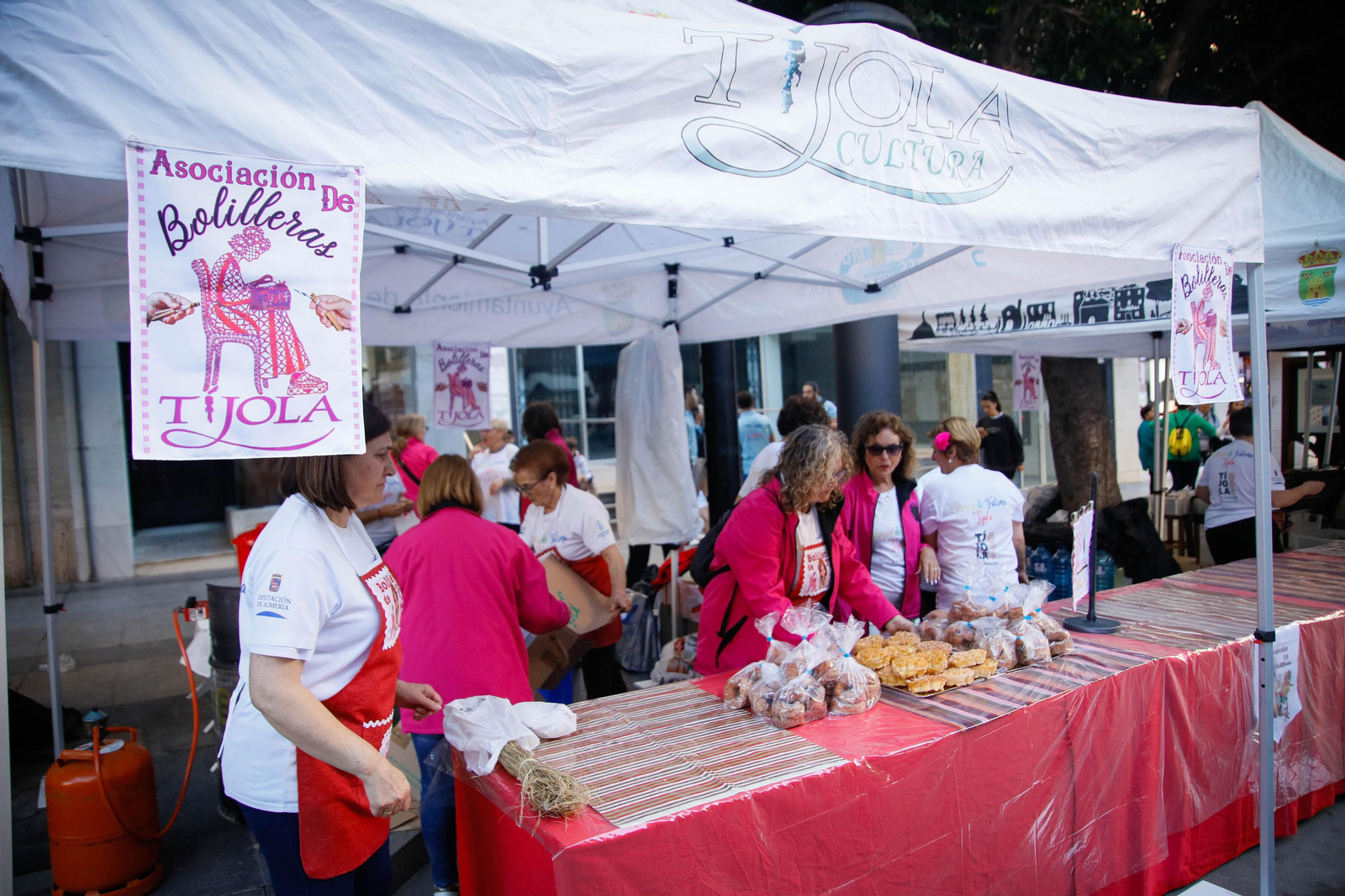 Así es la alfombra de serrín de 60 metros en el Paseo de Almería, en imágenes.