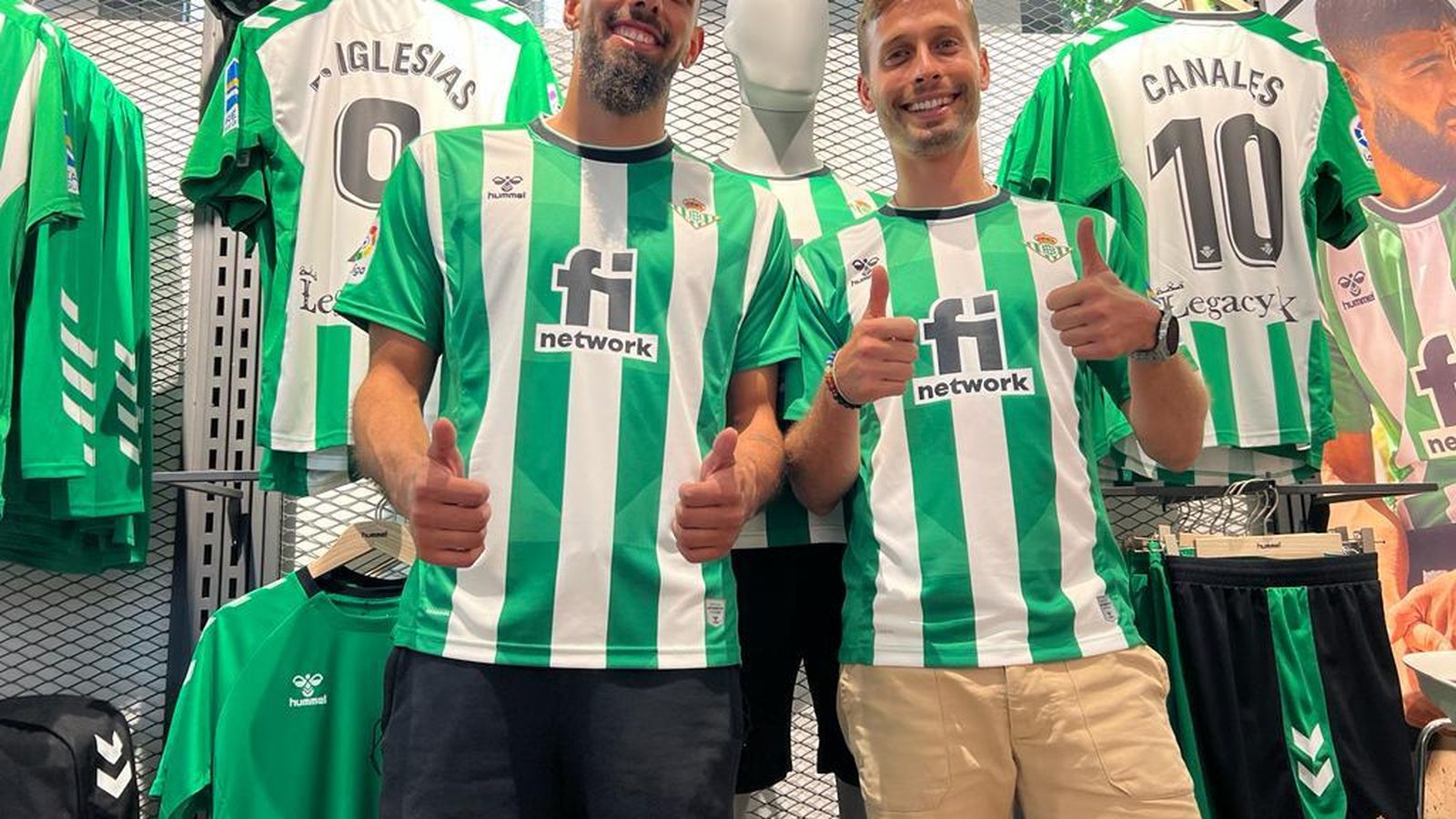 Borja Iglesias y Sergio Canales, en el interior de la tienda.
