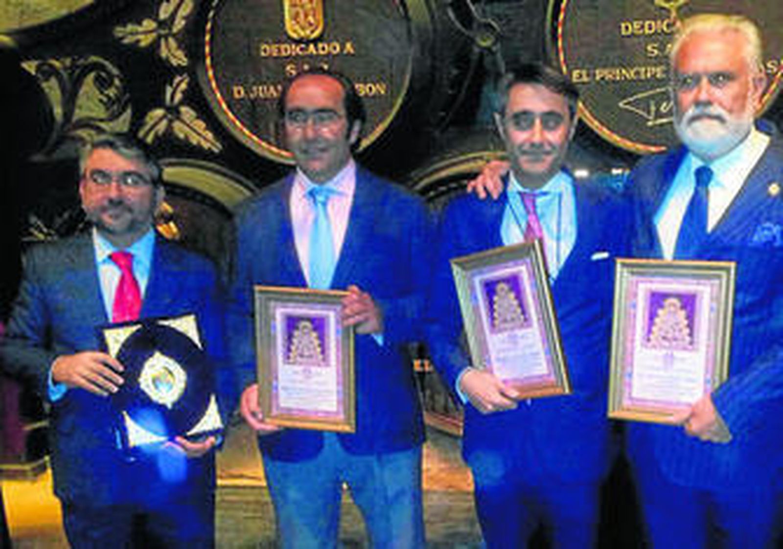 El pregonero, hermano mayor y peñistas, tras la entrega de las pastas en González Byass.