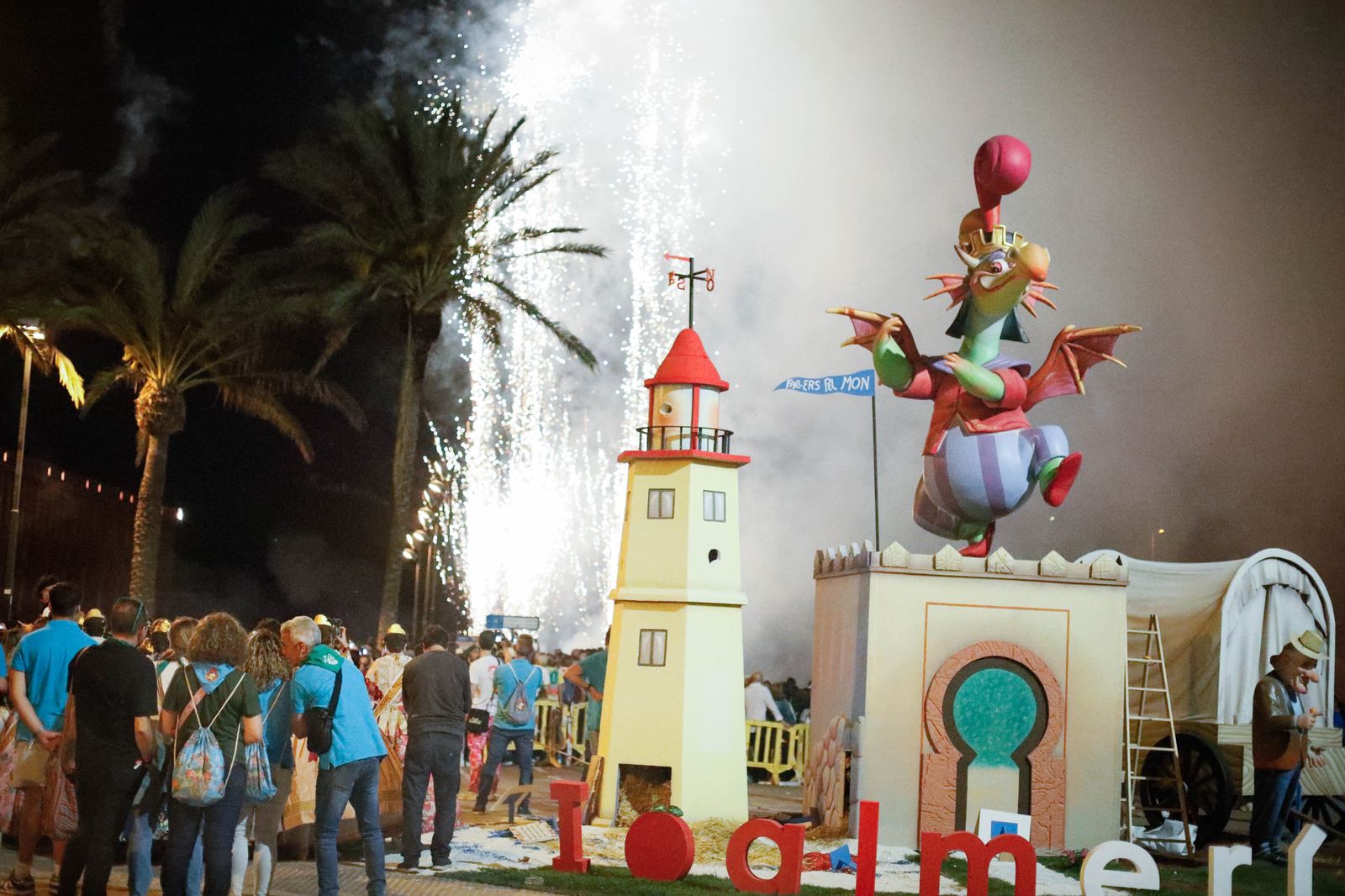 La cremá de las fallas cierra el ‘Fallers pel Món’ en imágenes