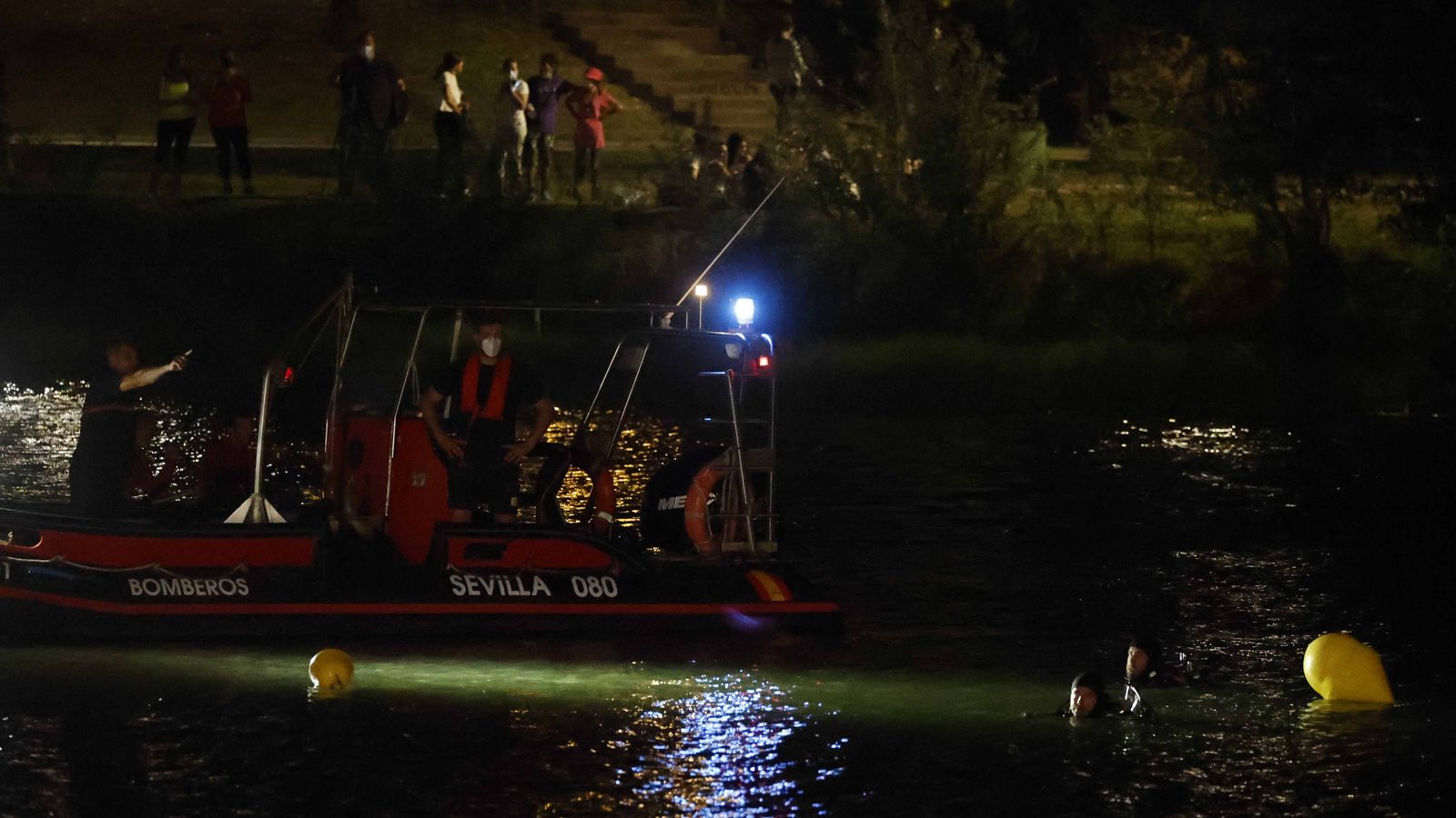 Los Bomberos de Sevilla buscan un cuerpo en el Guadalquivir