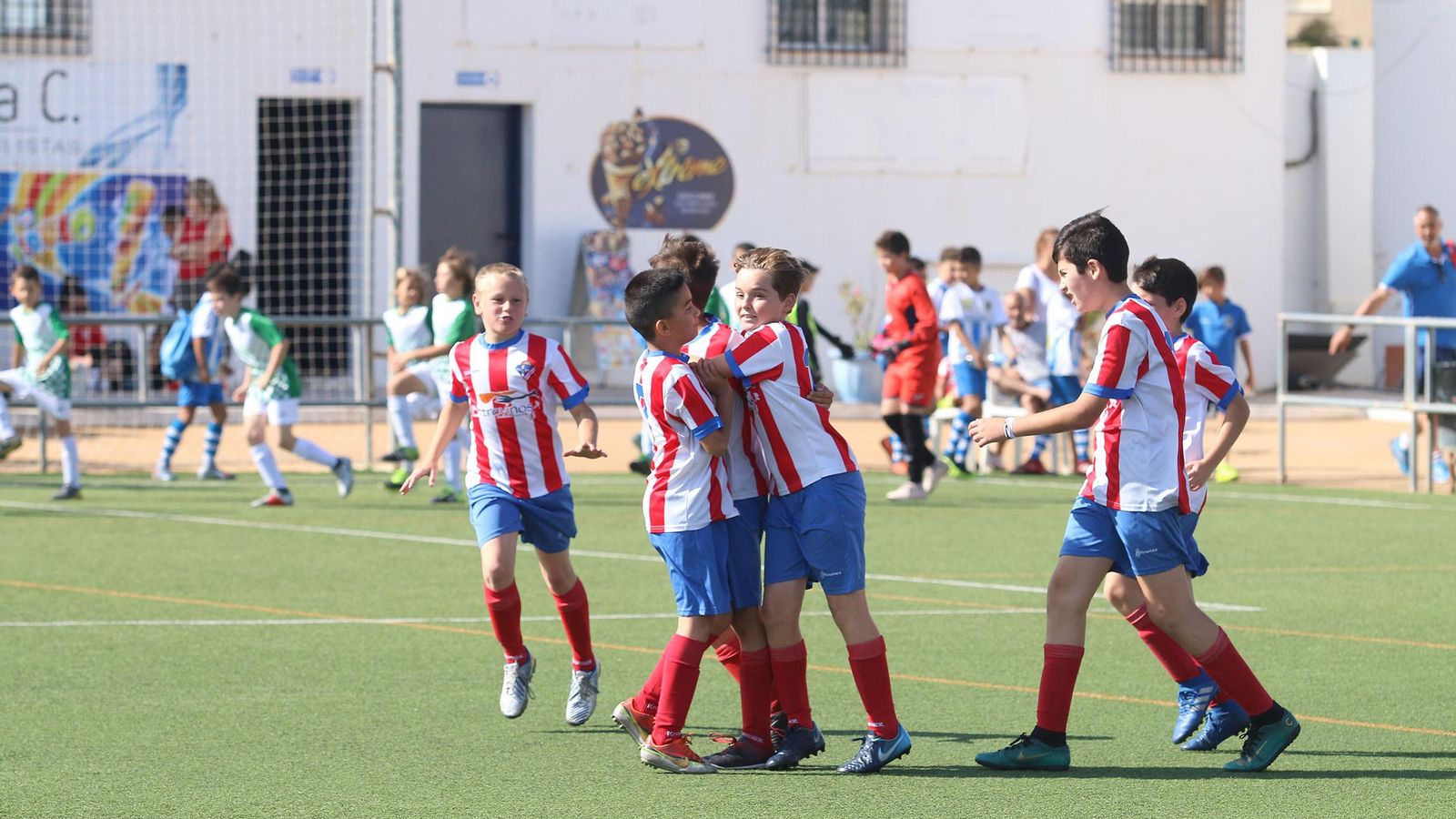 Jugadores del club organizador celebrando un gol.
