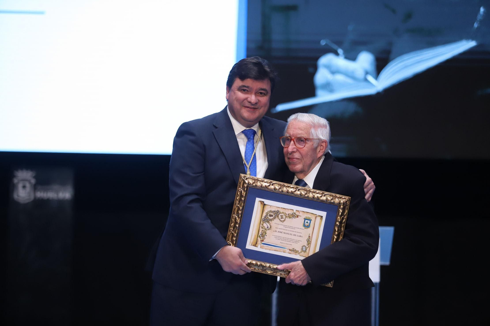 José Manuel de Lara junto con el alcalde de la ciudad en el momento de recibir el título de hijo adoptivo.