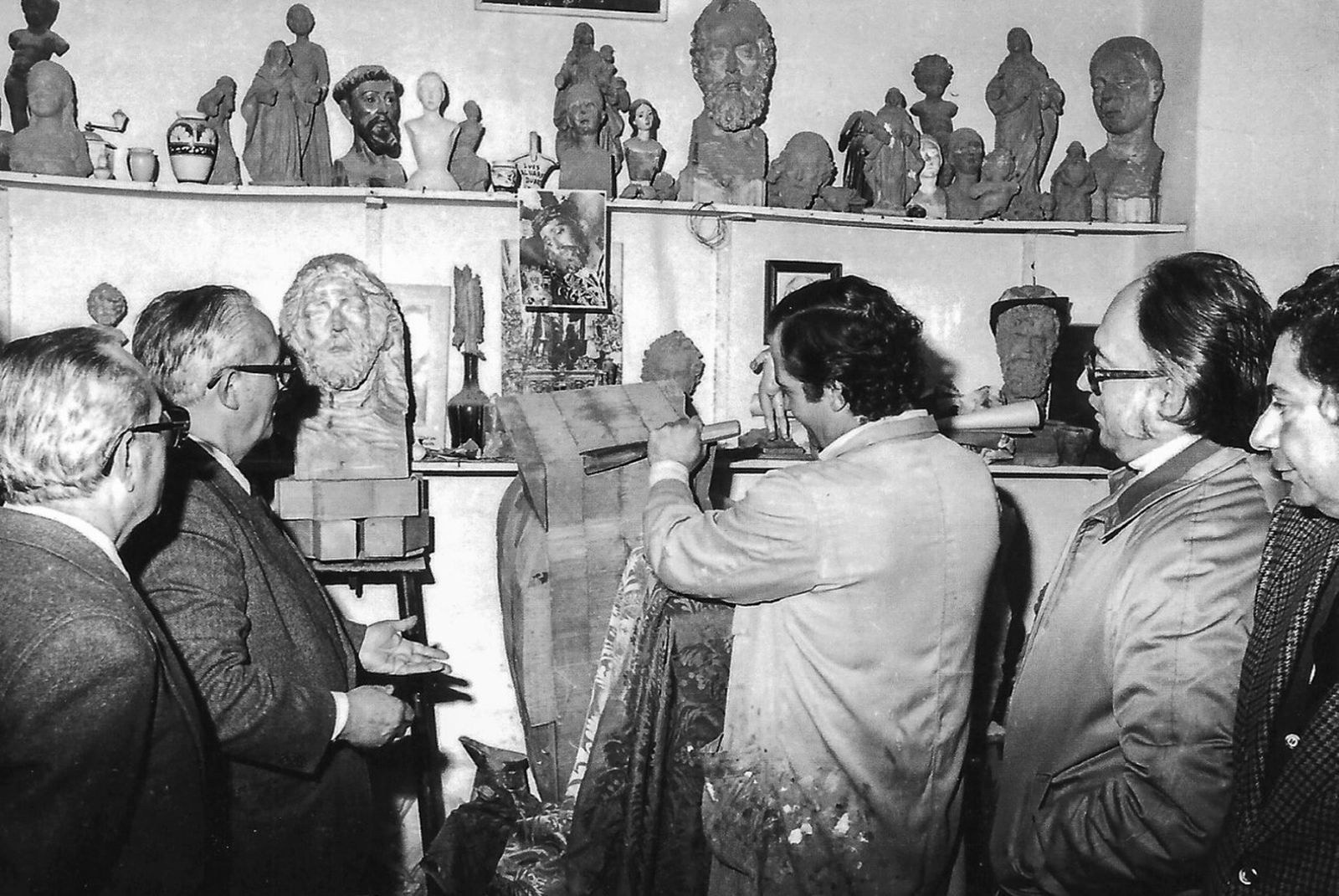 Luis Álvarez Duarte da el primer golpe de gubia a la madera de la que saldrá el nuevo cuerpo para el Cristo de las Tres Caídas de Triana.