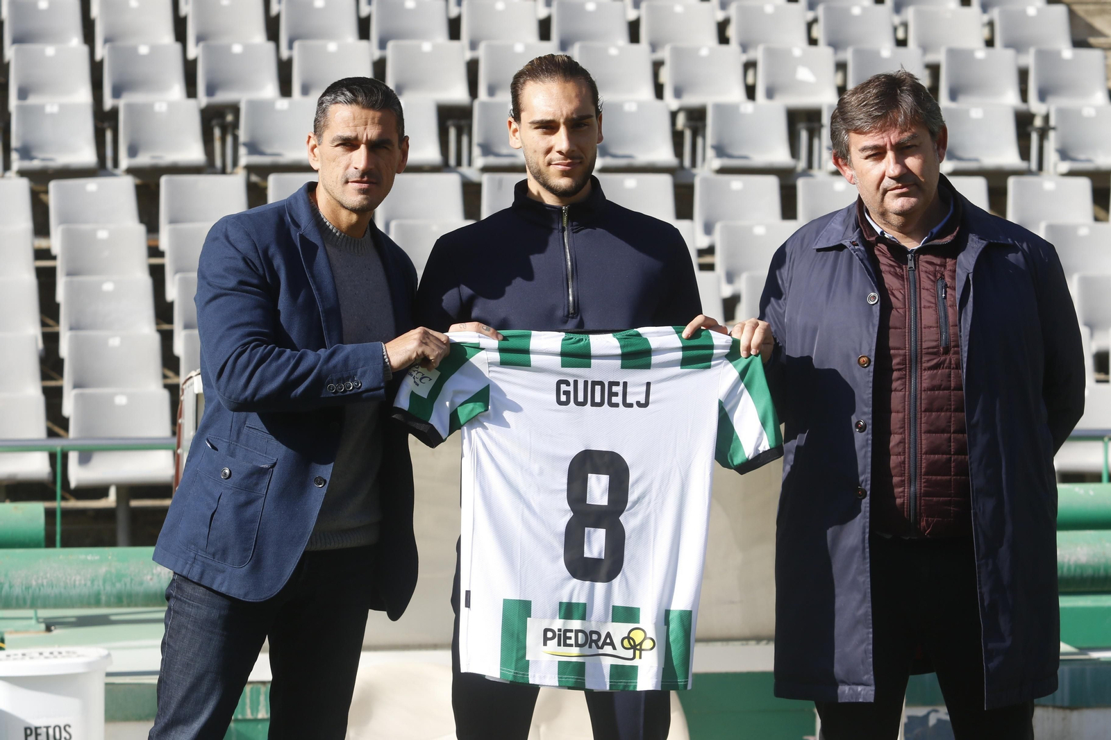 Juanito posa con Dragisa Gudelj y Javier González Calvo. Juanito posa con Dragisa Gudelj y Javier González Calvo.
