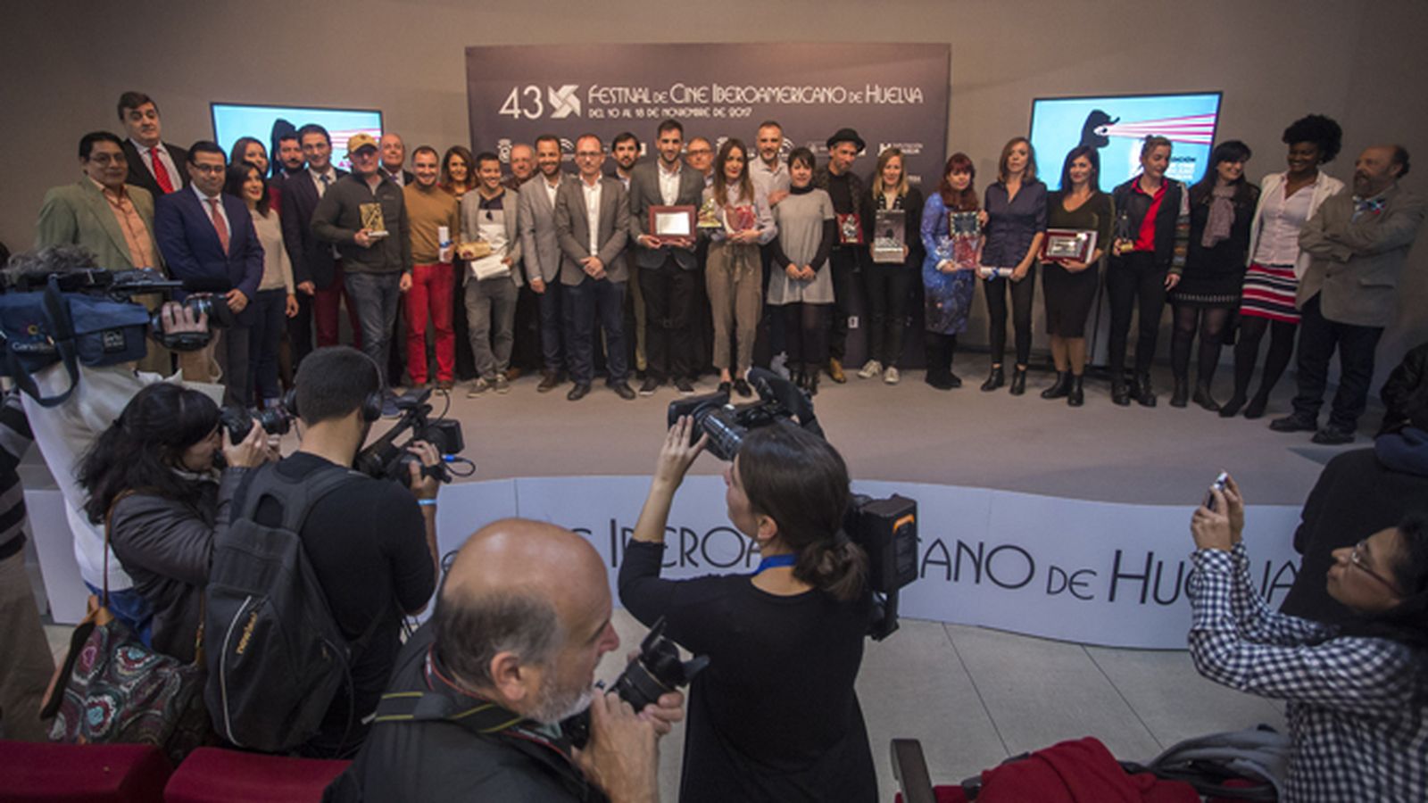 Foto de familia con los galardonados con los premios paralelos del certamen.