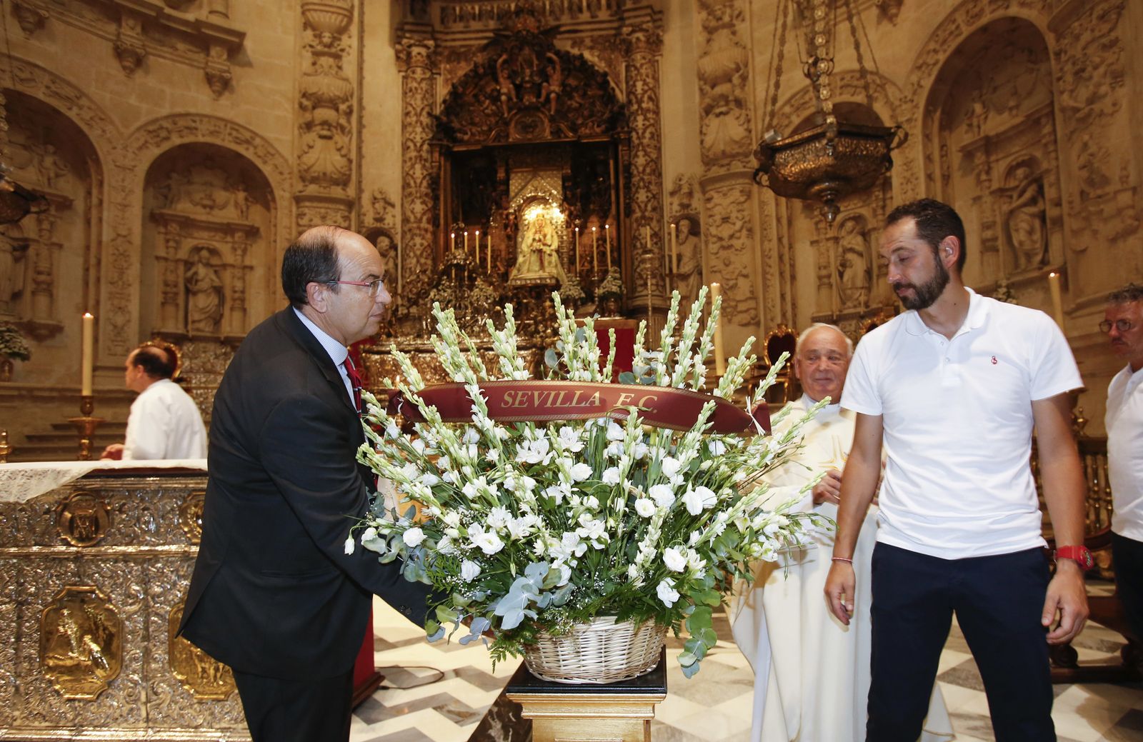 Tradicional ofrenda floral del Sevilla FC a la Virgen de los Reyes