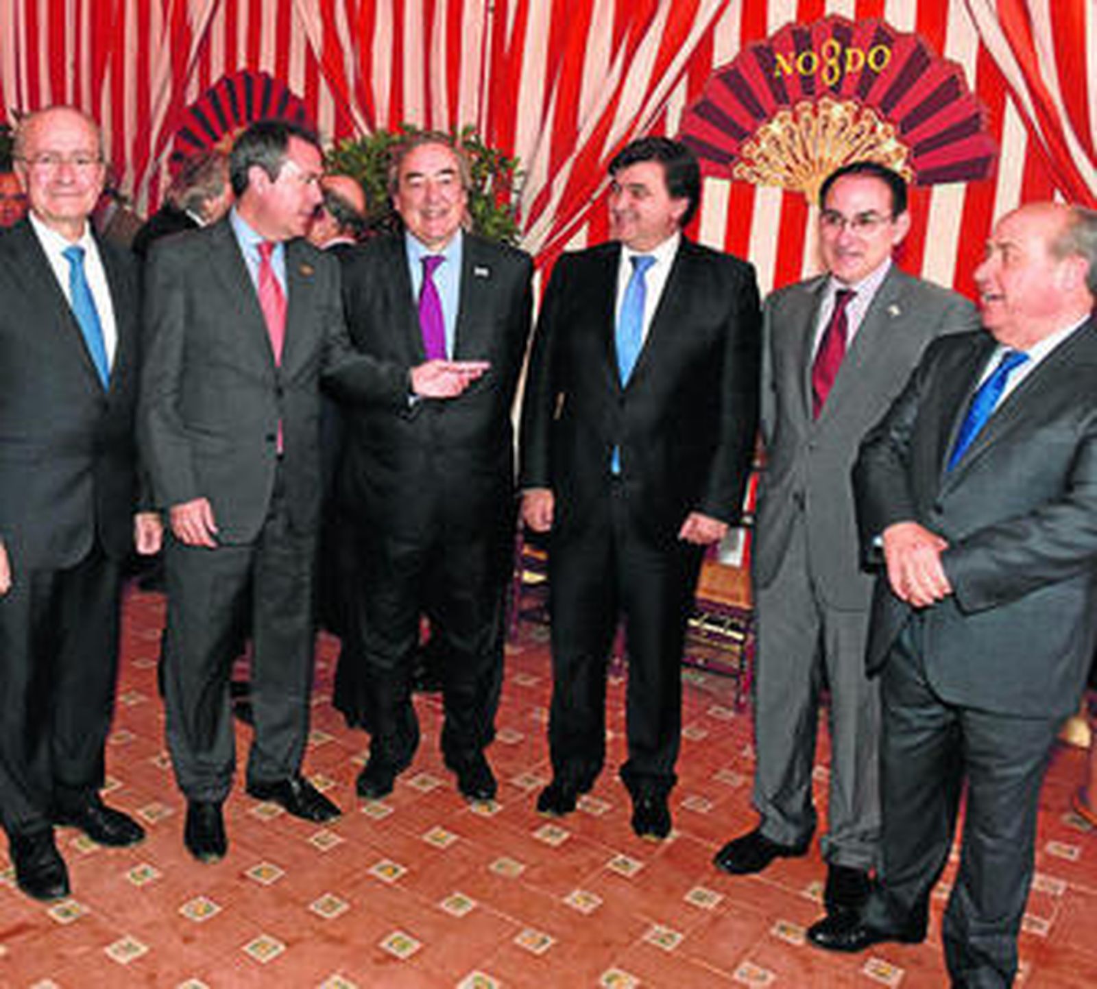 De izquierda a derecha, Francisco de la Torre, alcalde de Málaga, Juan Espadas, alcalde de Sevilla, Juan Rosell, presidente de la CEOE, Gabriel Cruz, alcalde de Huelva, Javier González de Lara, presidente de la CEA, y José Torres Hurtado, alcalde de Granada, ayer en la Caseta Municipal.