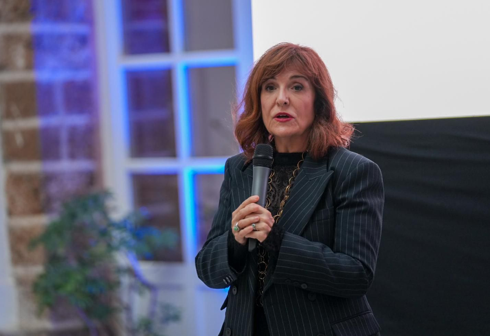 La escritora Elvira Lindo, en la Diputación Provincial durante la presentación del documental sobre su vida.