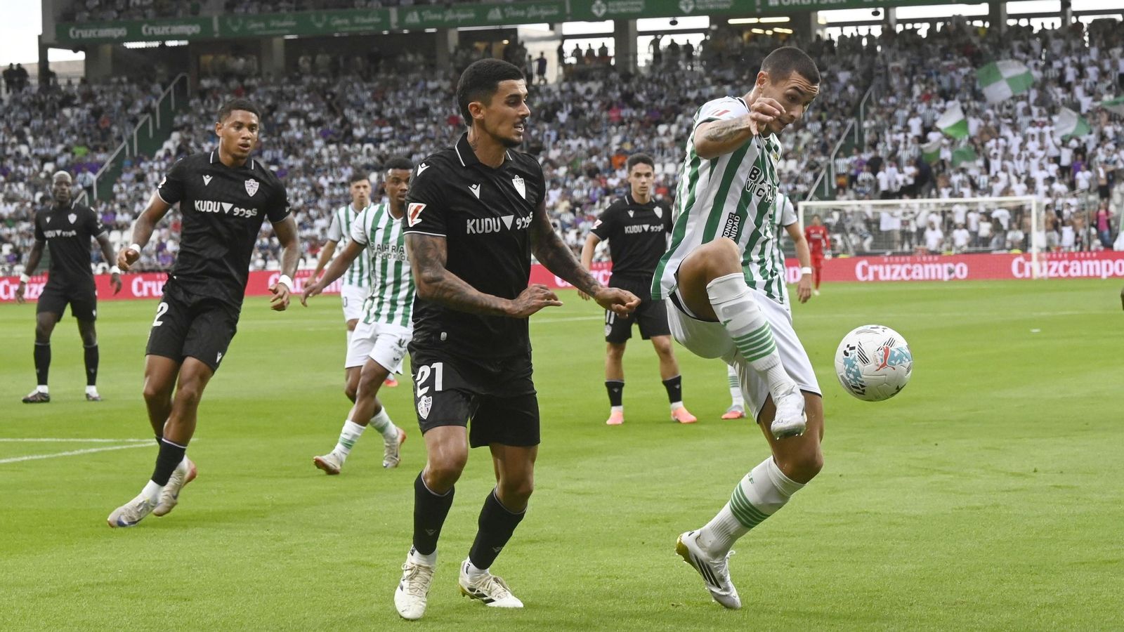 Adri Fuentes protege el balón ante Chumi, en el primer tiempo del Córdoba CF - Almería.