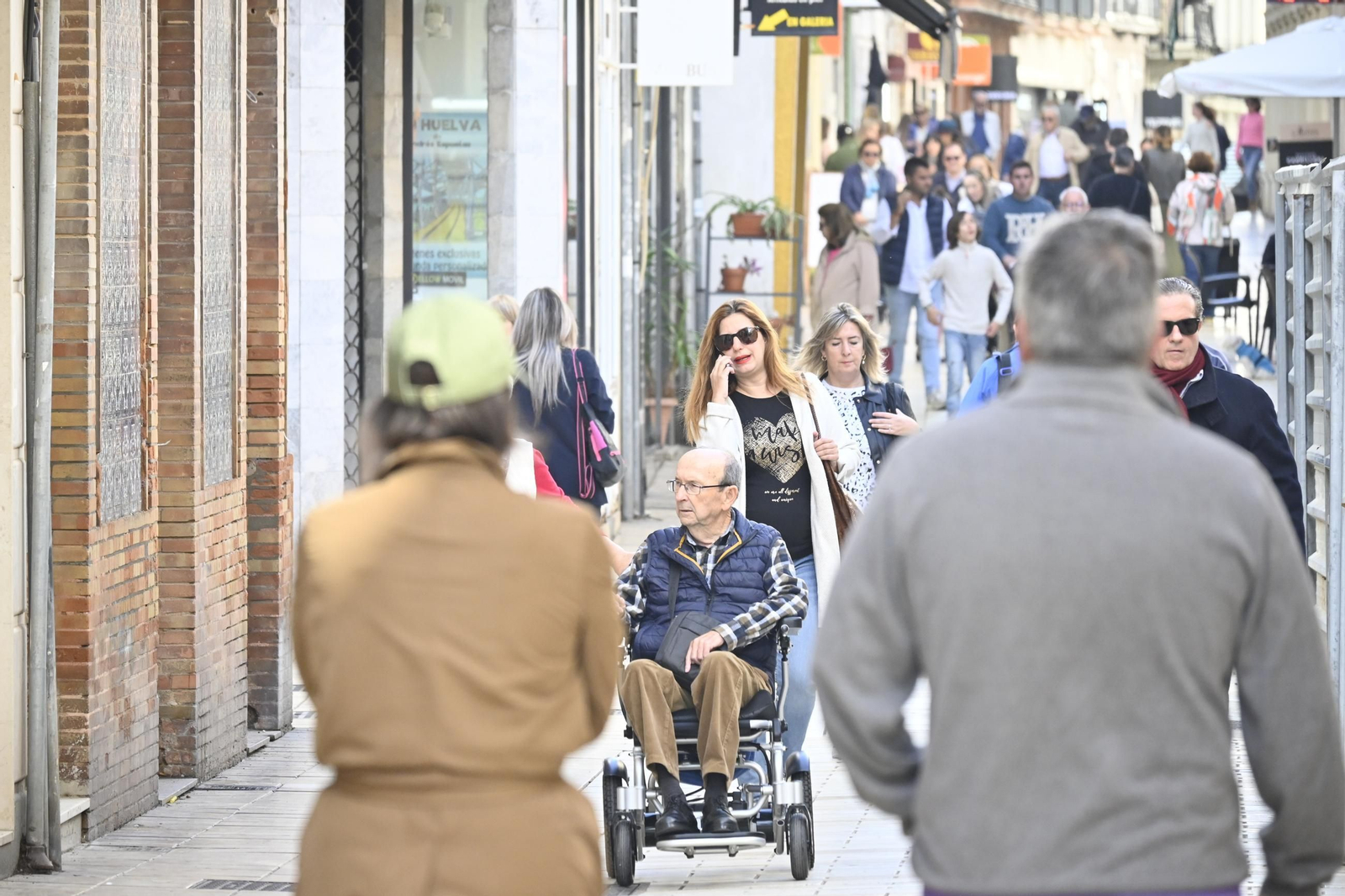 Imágenes de ambiente del sábado 2 de noviembre en Huelva