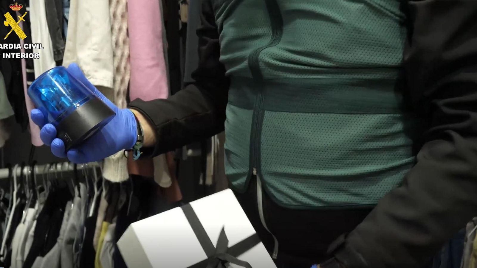 Una luz de la Policía intervenida en los registros a la banda que asaltó el chalé de María del Monte.