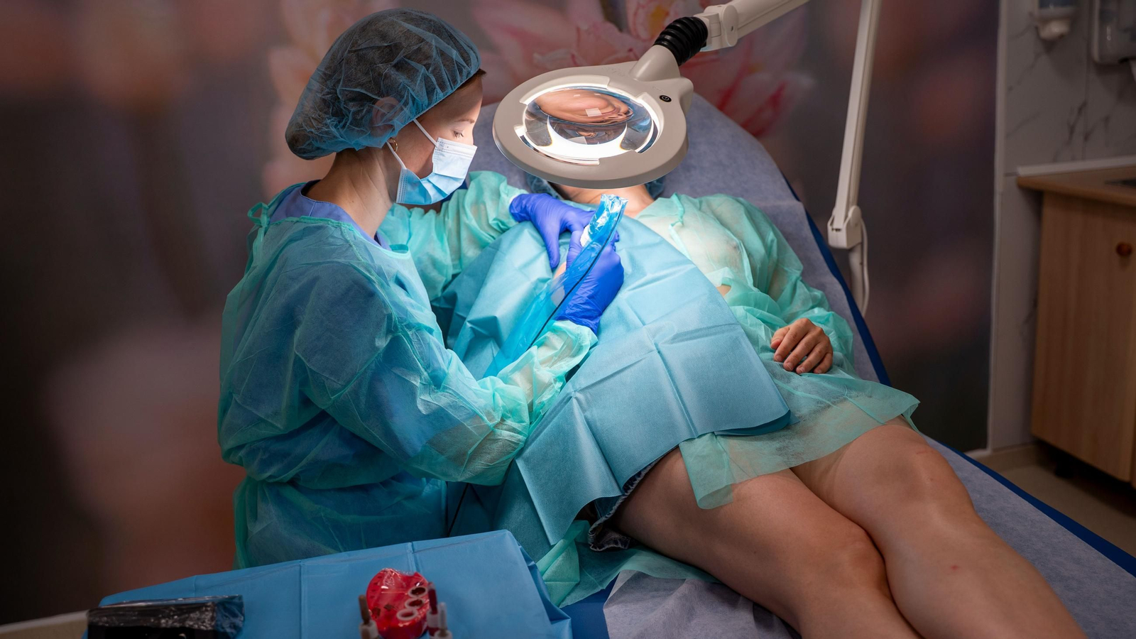 La enfermera Belén Fernández durante un procedimiento