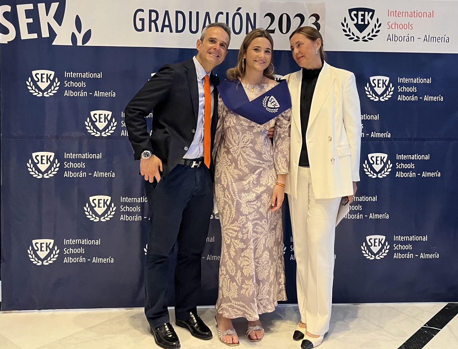 El doctor Ríos junto a su hija Paloma y su mujer Ana durante el acto de graduación.
