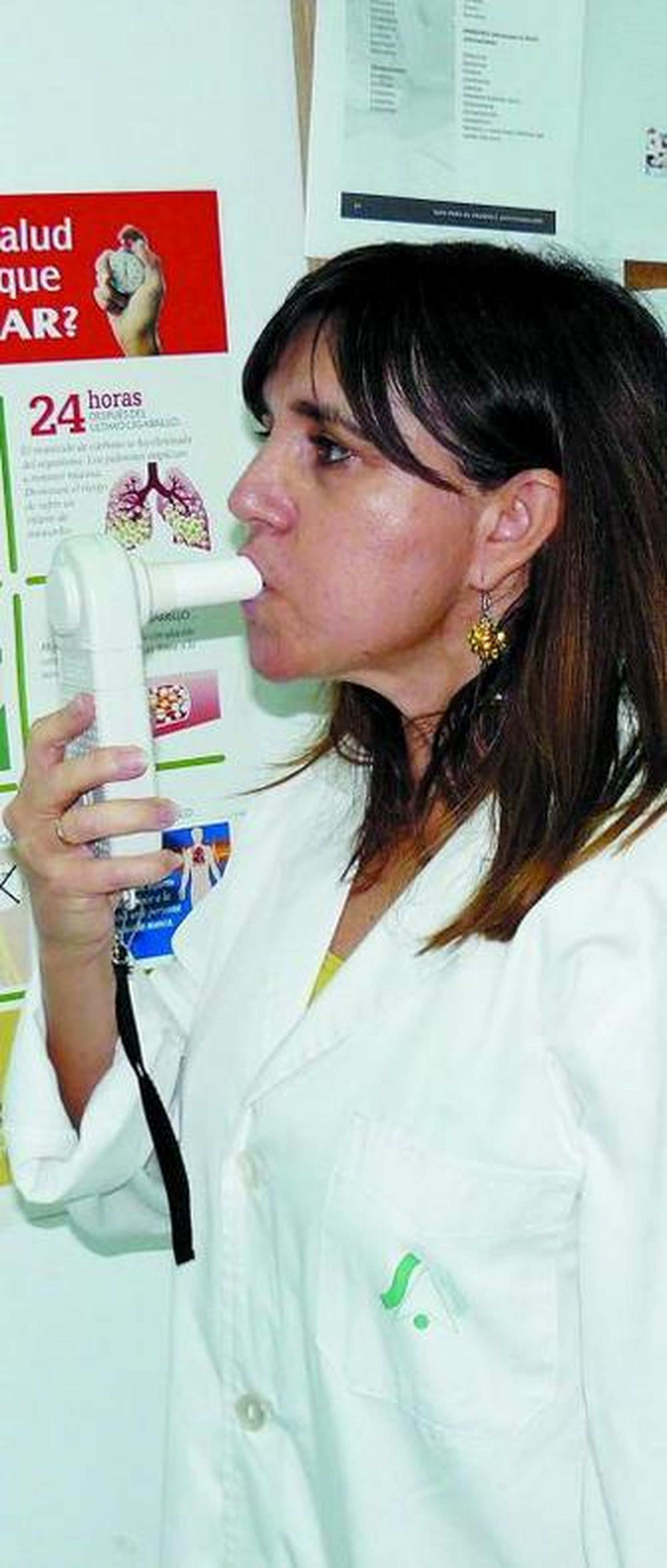 La doctora Carmen Sevilla realiza la prueba de cooximetría.
