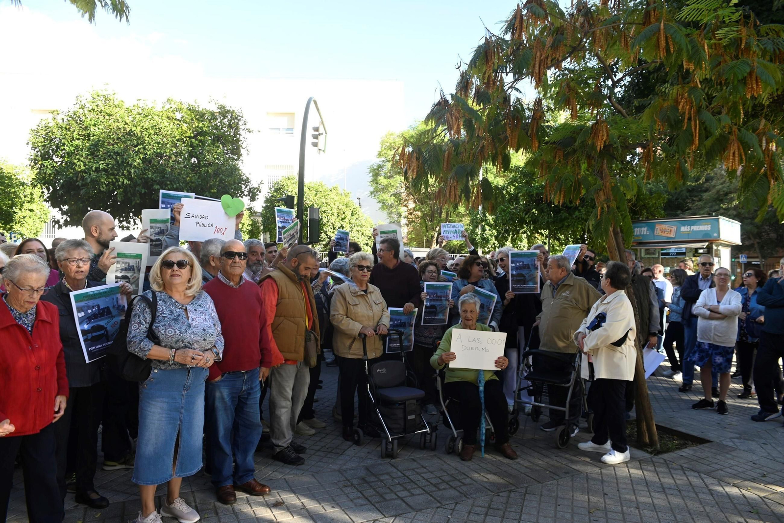 La protesta de los vecinos de la Fuensanta en defensa de la sanidad públicas, en imágenes La protesta de los vecinos de la Fuensanta en defensa de la sanidad públicas, en imágenes