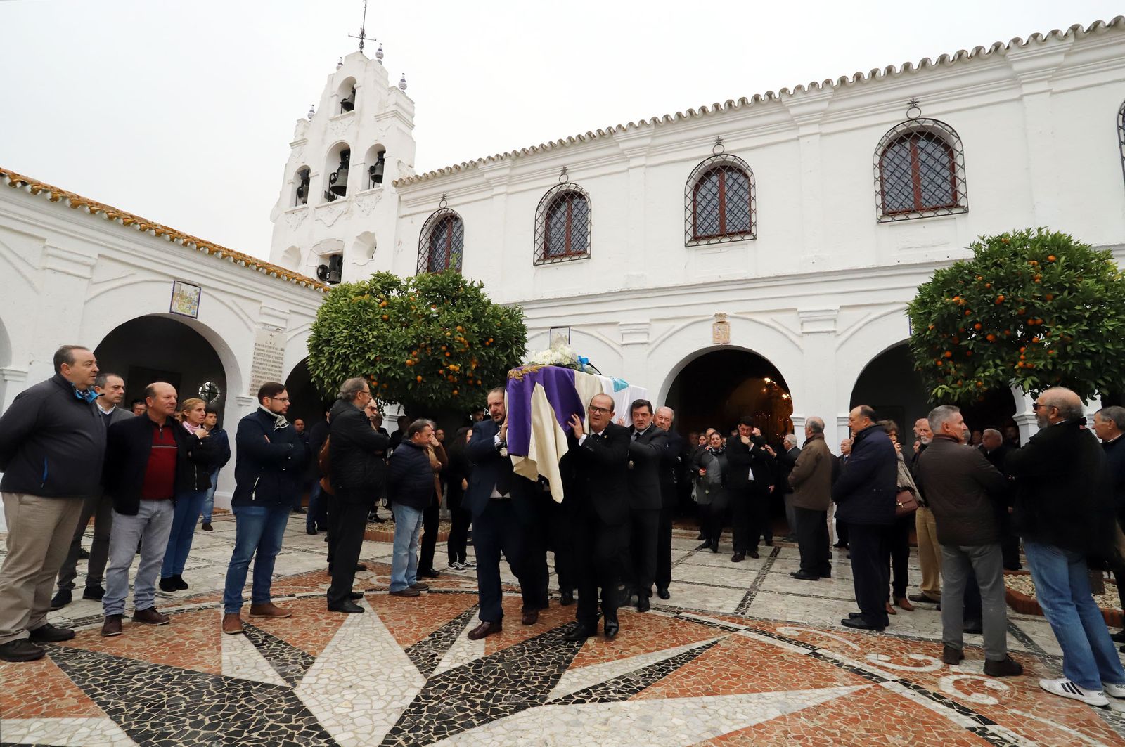 Imágenes del funeral de Bienvenido González, hermano mayor de la Cinta