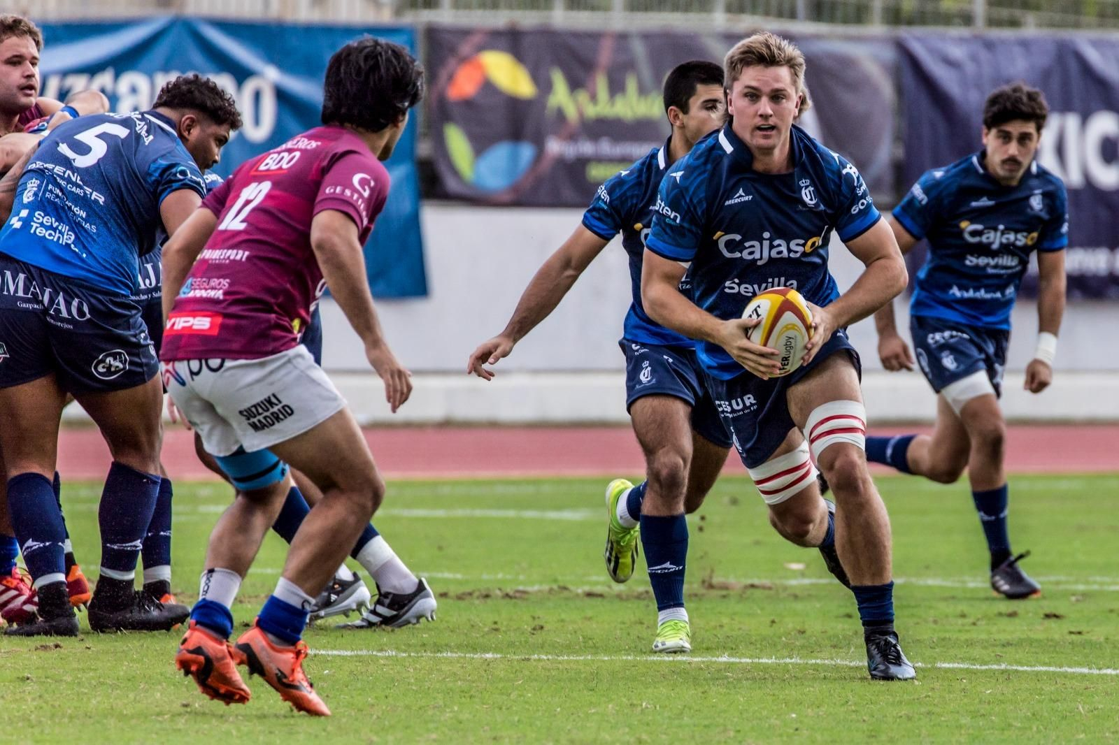 Jay Davis, a la mano tras una melé ganada por el Ciencias.