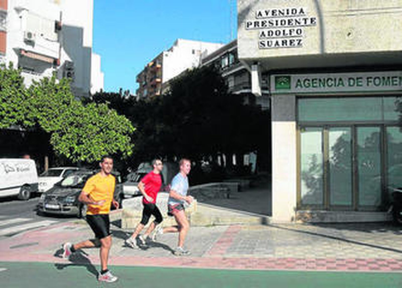 Tres hombres hacen 'footing' por el carril-bici de la Avenida Adolfo Suárez, frente a la Feria.