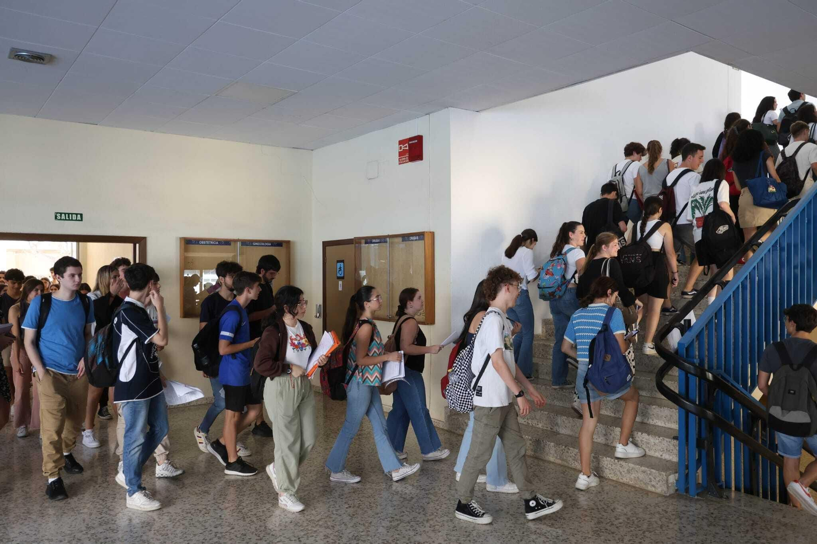 Fotos: Abrazos y nervios en el primer día de Selectividad en Málaga