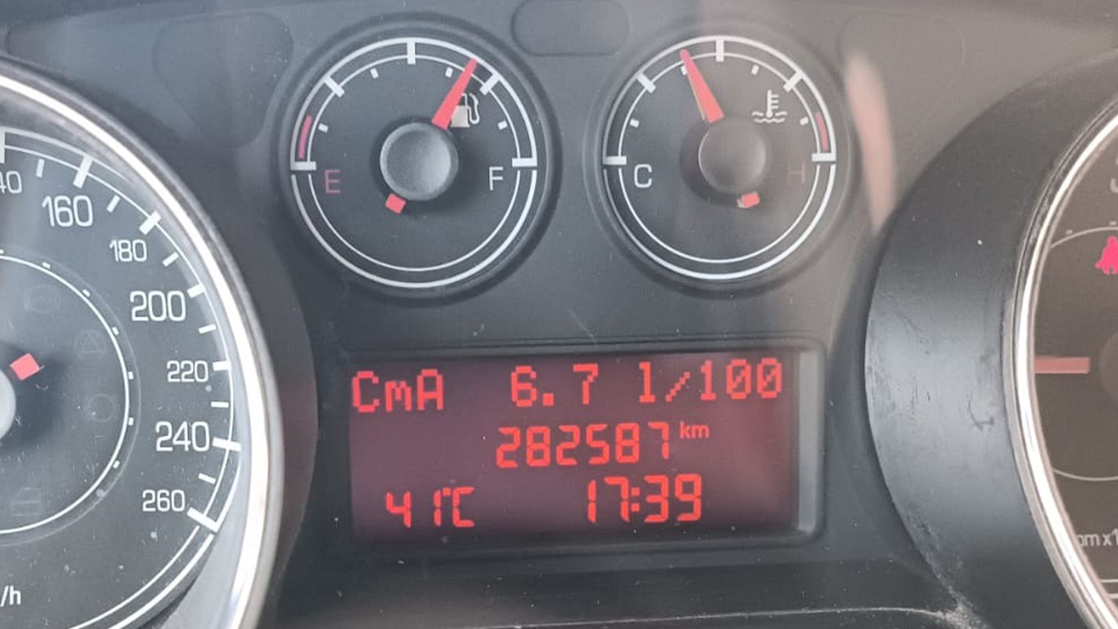 El termómetro de un coche al sol marcaba 41 °C este jueves en Los Vélez.
