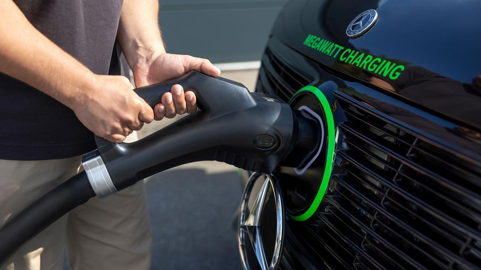 El reto de las cargas con corriente continua y potencias superiores a un megavatio es aportar la mayor eficiencia posible -no deberían caer del 90 por ciento-, reduciendo las pérdidas que se producen, por ejemplo, por calentamiento.