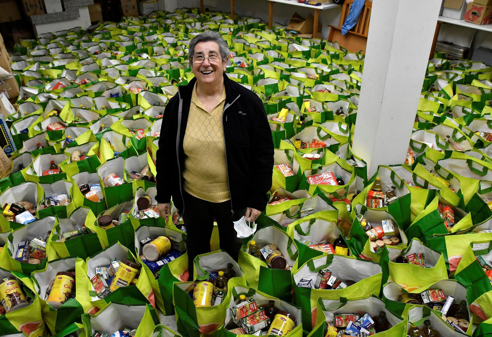 La hermana mercedaria Araceli con las 500 bolsas preparadas para que los migrantes puedan celebrar la Navidad.