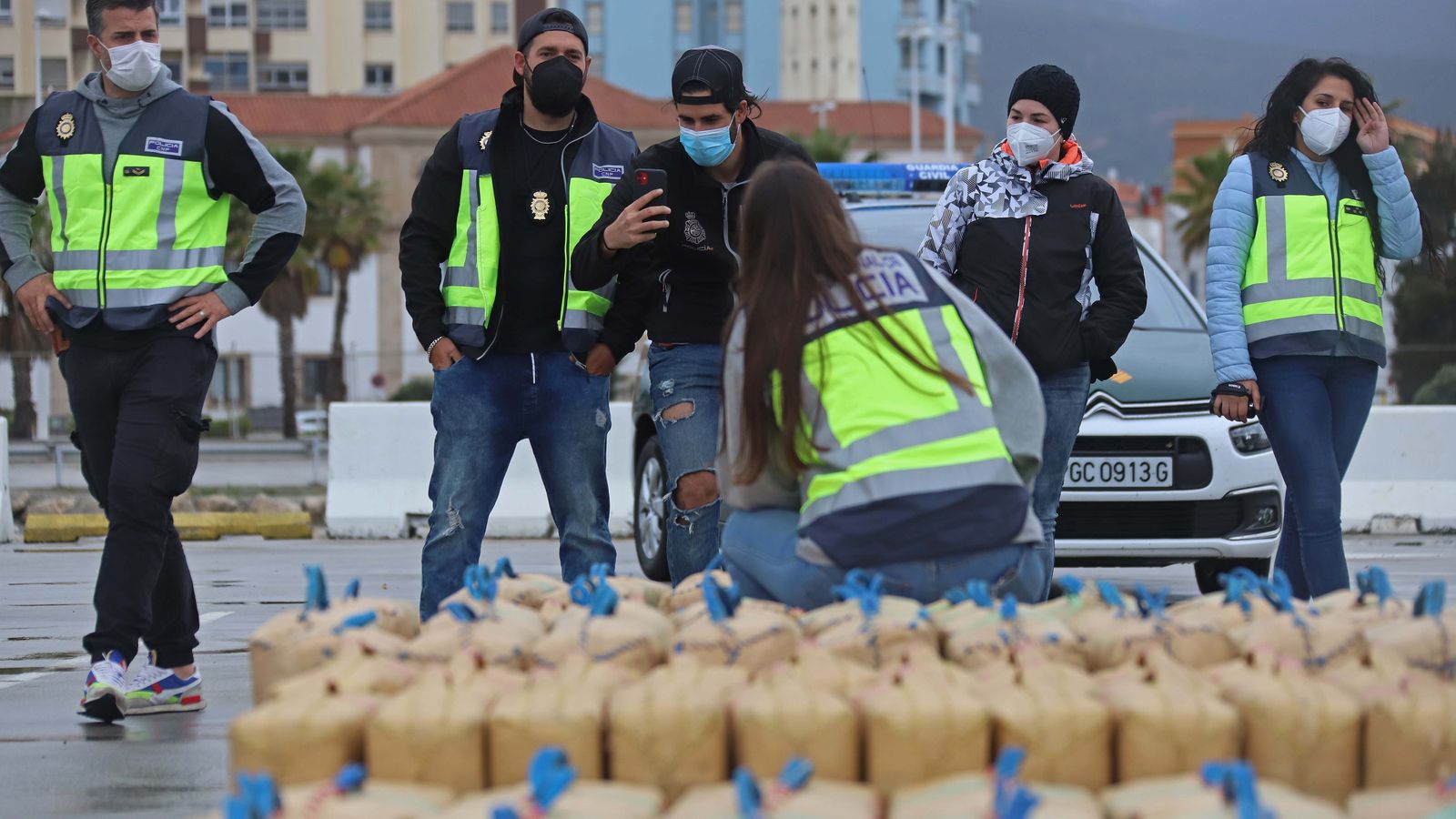Fotos de la intervención de hachís en el remolcador 'Felsted' en el puerto de Algeciras