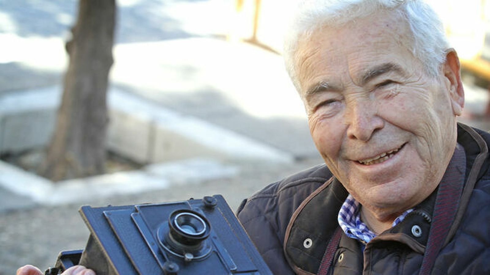 Rafael muestra una cámara antigua de su extensa colección.